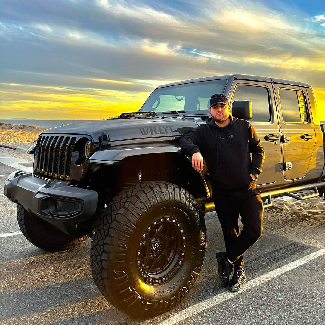 ケビン・オーティズのインスタグラム：「Excelente lunes para todos ustedes bendiciones denle amor a la foto plebes @aushop951  #jeepgladiator #kevinortiz #malibu #malibucalifornia #jeep #kevinortiz #kevinortiz2024 🙏🏻❤️」