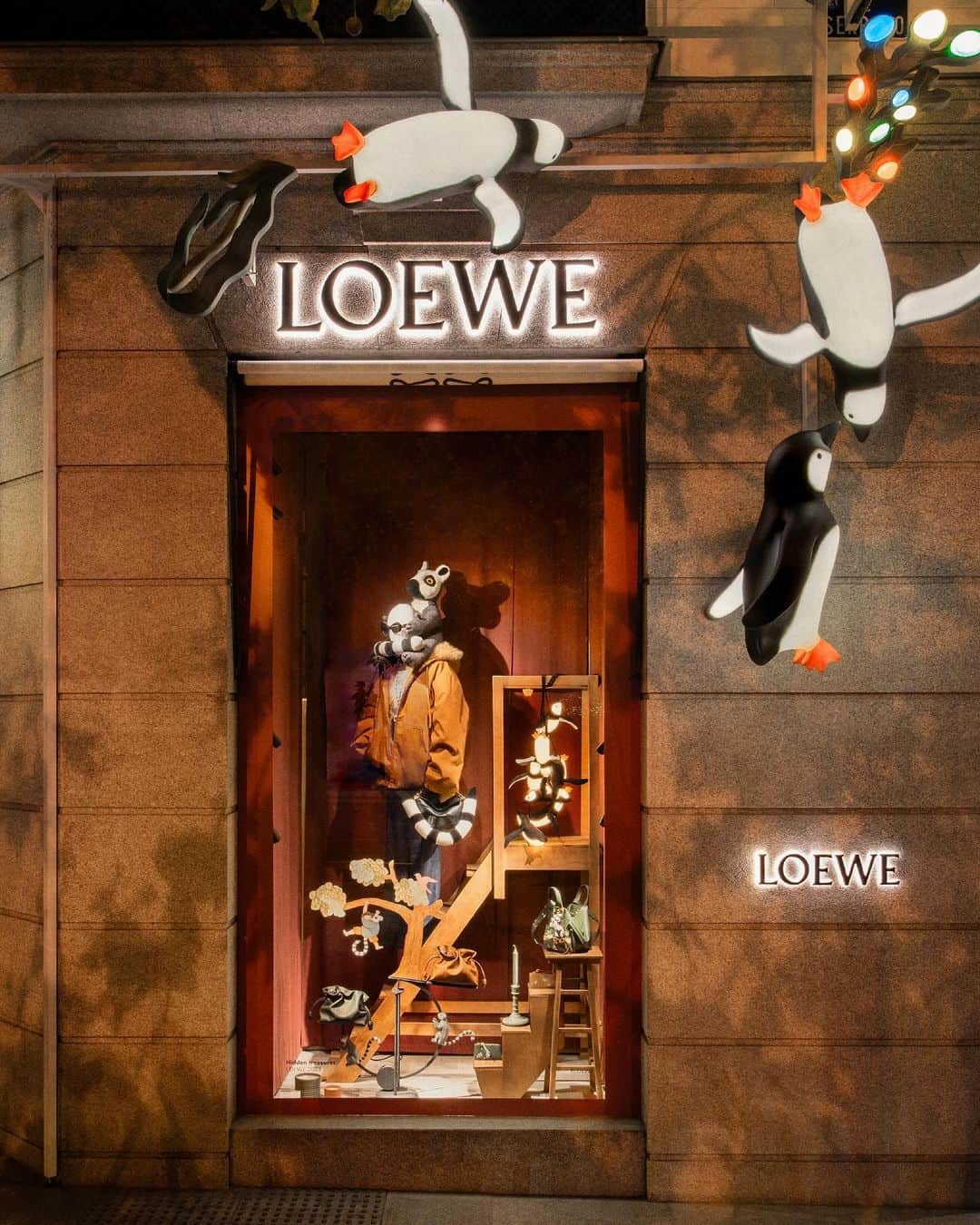 Loeweさんのインスタグラム写真 - (LoeweInstagram)「Wrap up and visit our festive windows at CASA LOEWE Madrid covered in Suna Fujita's joyful penguins.  #LOEWE #LOEWEgifts」11月28日 5時02分 - loewe