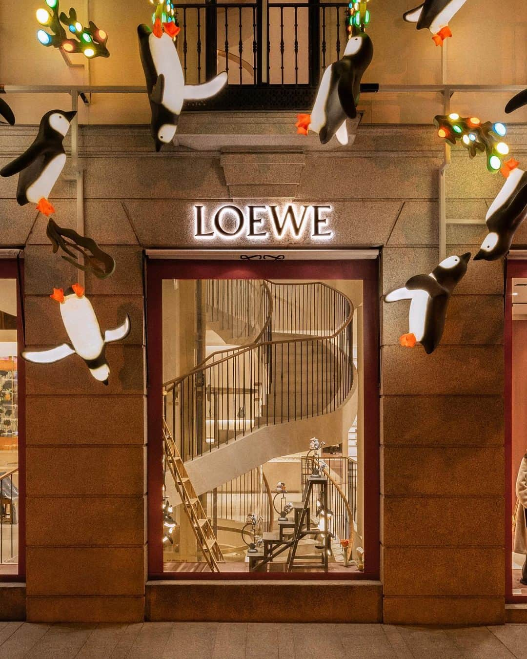 Loeweさんのインスタグラム写真 - (LoeweInstagram)「Wrap up and visit our festive windows at CASA LOEWE Madrid covered in Suna Fujita's joyful penguins.  #LOEWE #LOEWEgifts」11月28日 5時02分 - loewe