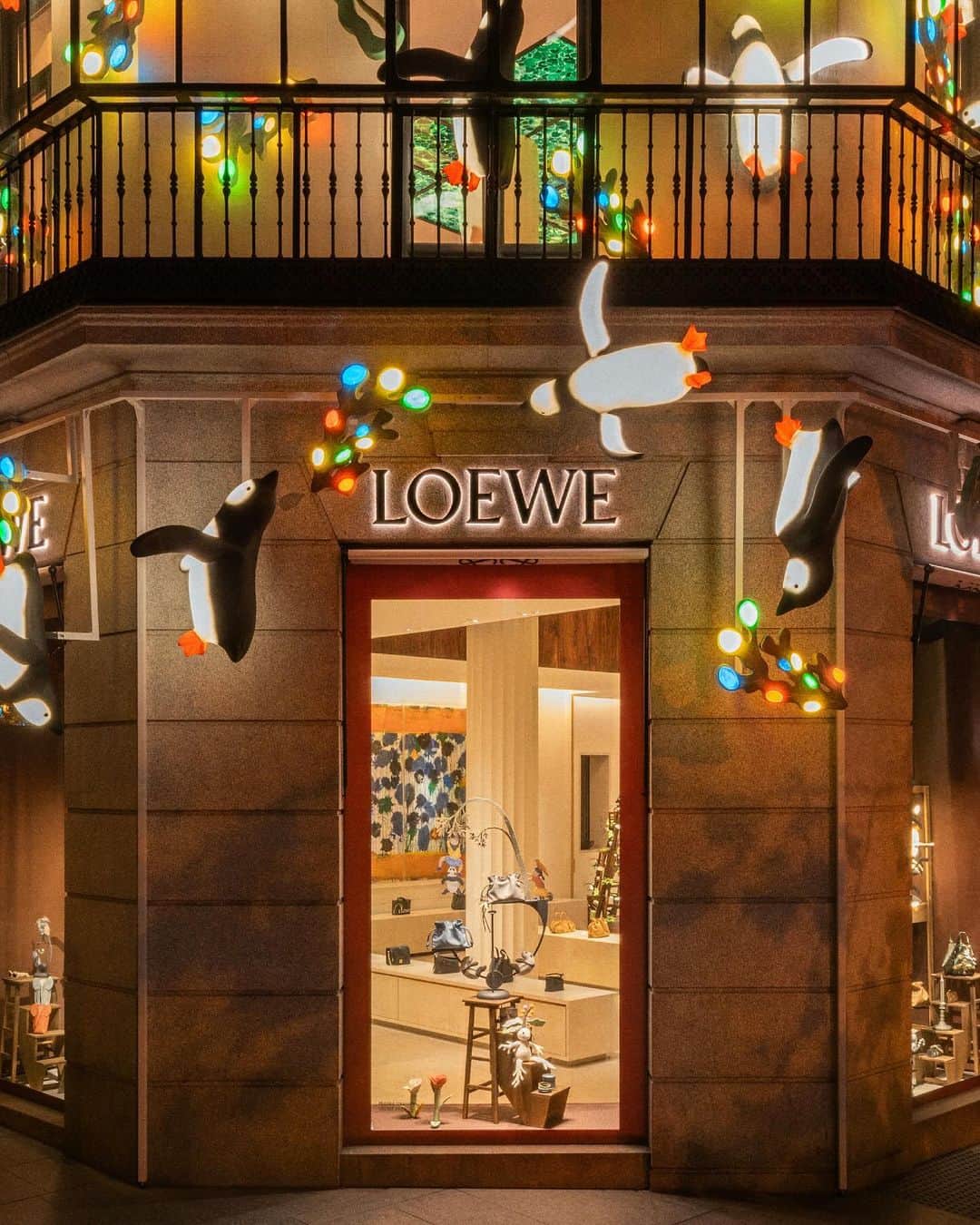Loeweのインスタグラム：「Wrap up and visit our festive windows at CASA LOEWE Madrid covered in Suna Fujita's joyful penguins.  #LOEWE #LOEWEgifts」