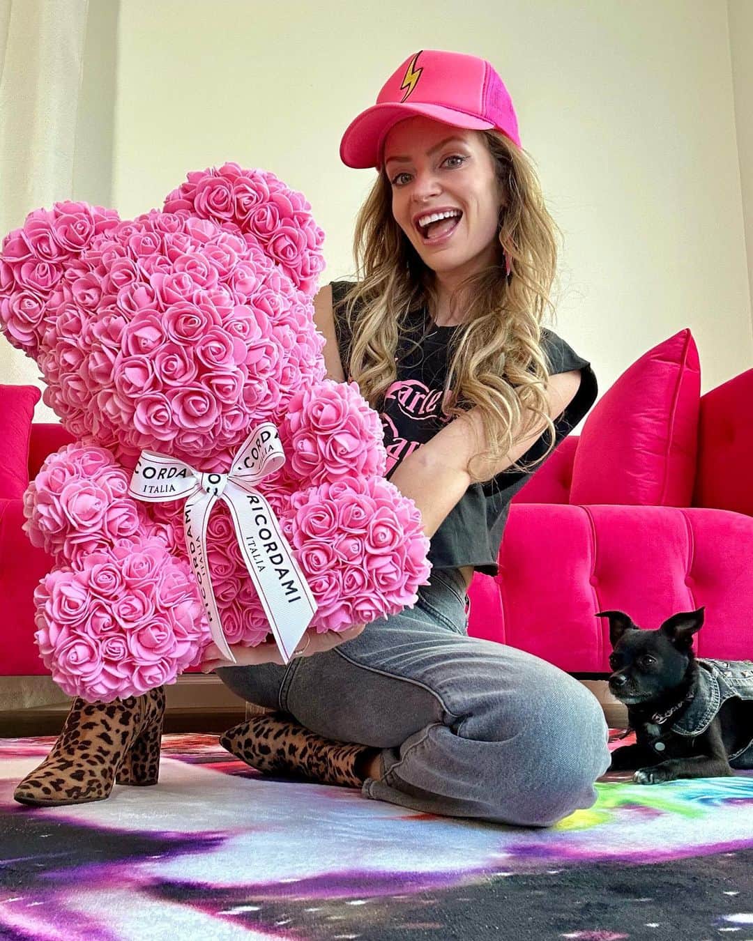 コーディー・レニー・キャメロンのインスタグラム：「I don’t have a man to buy me Ricordami flowers this holiday season, but thank goodness I can just buy them for myself! 🌸 And so can you! Use “Cody25” for 25% off your order this week only on www.ricordami.com」