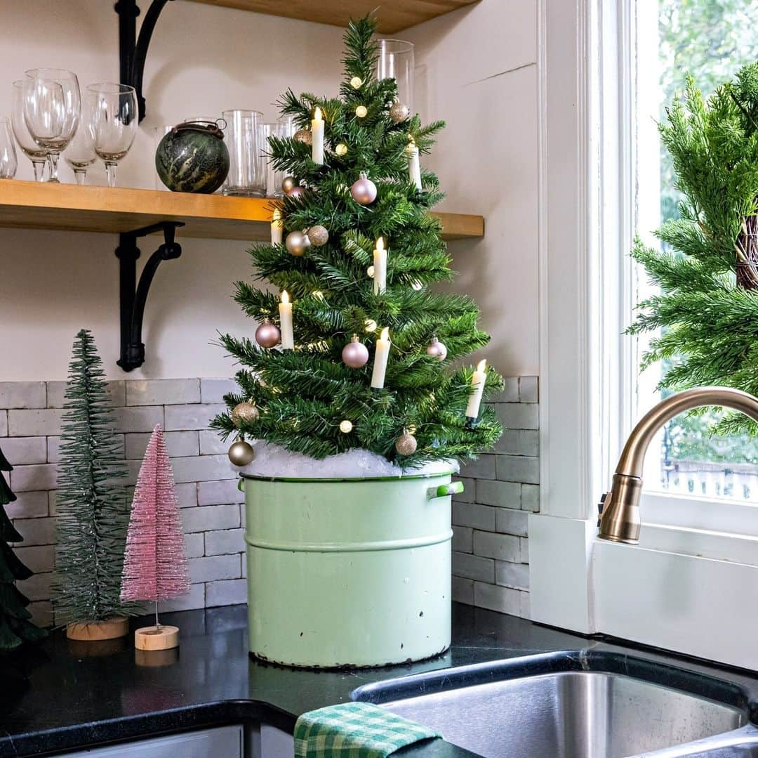 HGTVさんのインスタグラム写真 - (HGTVInstagram)「'Tis the season for tiny trees that are dressed to impress! 🎄 ⁠ ⁠ Whether you want just one small holiday tree or prefer to have a lot of mini trees all over your home, we've found a plethora of simple (and budget-friendly!) decorating ideas that will make your tabletop trees look merry and bright. ⁠ ⁠ What's your favorite way to decorate a tabletop Christmas tree? ⁠ ⁠ Head to the 👉 link in bio for more tabletop tree decorating ideas. #HGTVDesign」11月28日 5時09分 - hgtv