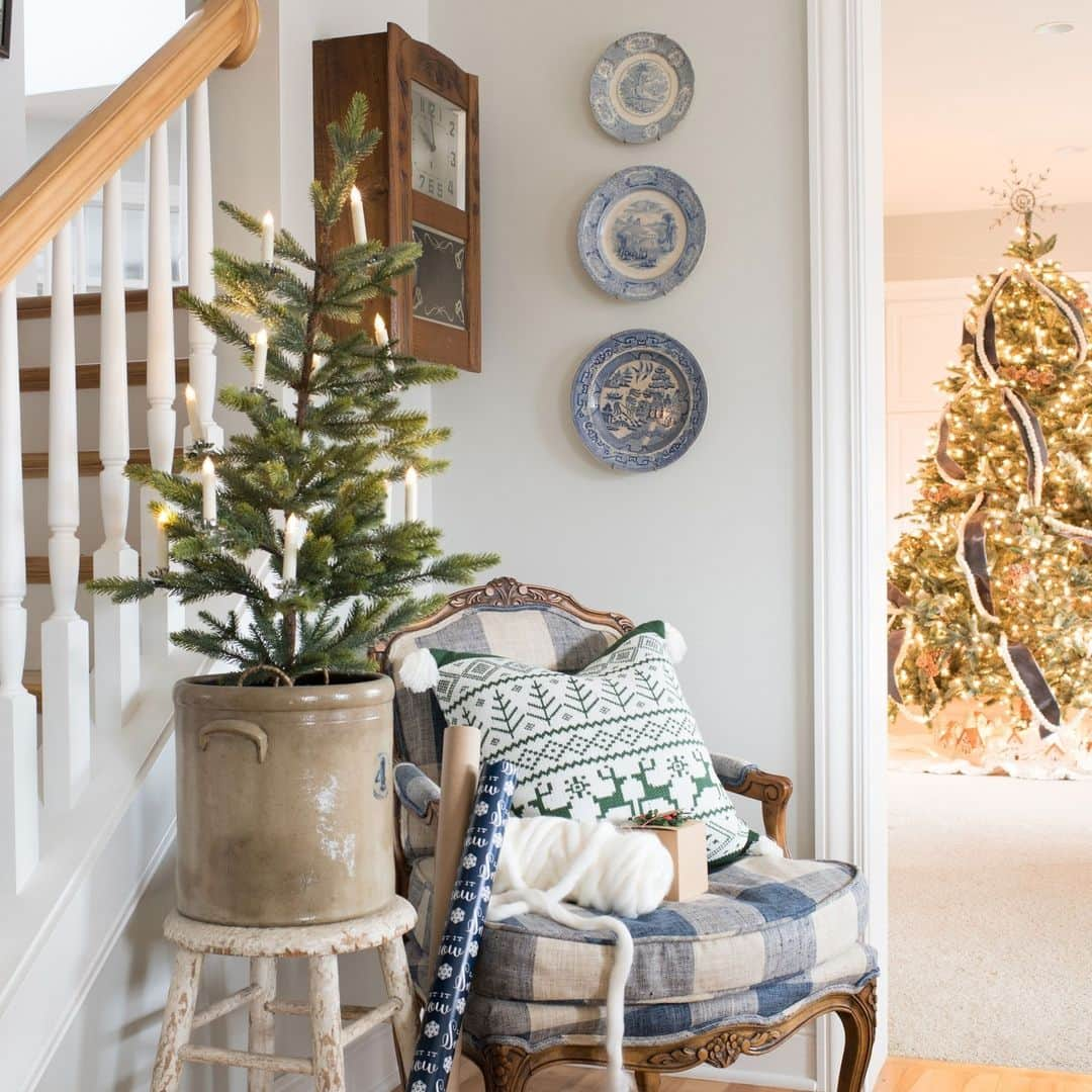 HGTVさんのインスタグラム写真 - (HGTVInstagram)「'Tis the season for tiny trees that are dressed to impress! 🎄 ⁠ ⁠ Whether you want just one small holiday tree or prefer to have a lot of mini trees all over your home, we've found a plethora of simple (and budget-friendly!) decorating ideas that will make your tabletop trees look merry and bright. ⁠ ⁠ What's your favorite way to decorate a tabletop Christmas tree? ⁠ ⁠ Head to the 👉 link in bio for more tabletop tree decorating ideas. #HGTVDesign」11月28日 5時09分 - hgtv