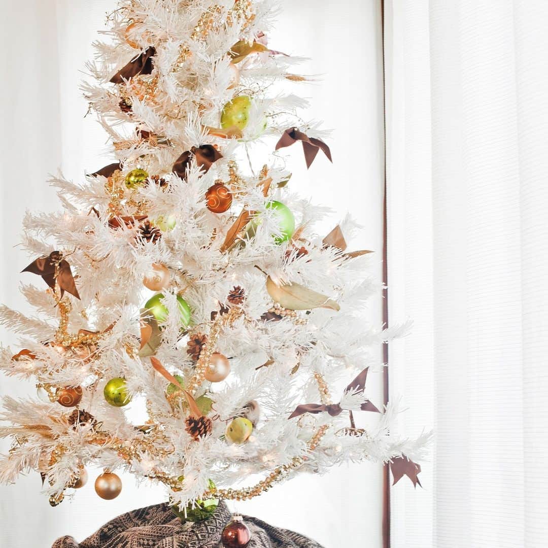 HGTVさんのインスタグラム写真 - (HGTVInstagram)「'Tis the season for tiny trees that are dressed to impress! 🎄 ⁠ ⁠ Whether you want just one small holiday tree or prefer to have a lot of mini trees all over your home, we've found a plethora of simple (and budget-friendly!) decorating ideas that will make your tabletop trees look merry and bright. ⁠ ⁠ What's your favorite way to decorate a tabletop Christmas tree? ⁠ ⁠ Head to the 👉 link in bio for more tabletop tree decorating ideas. #HGTVDesign」11月28日 5時09分 - hgtv