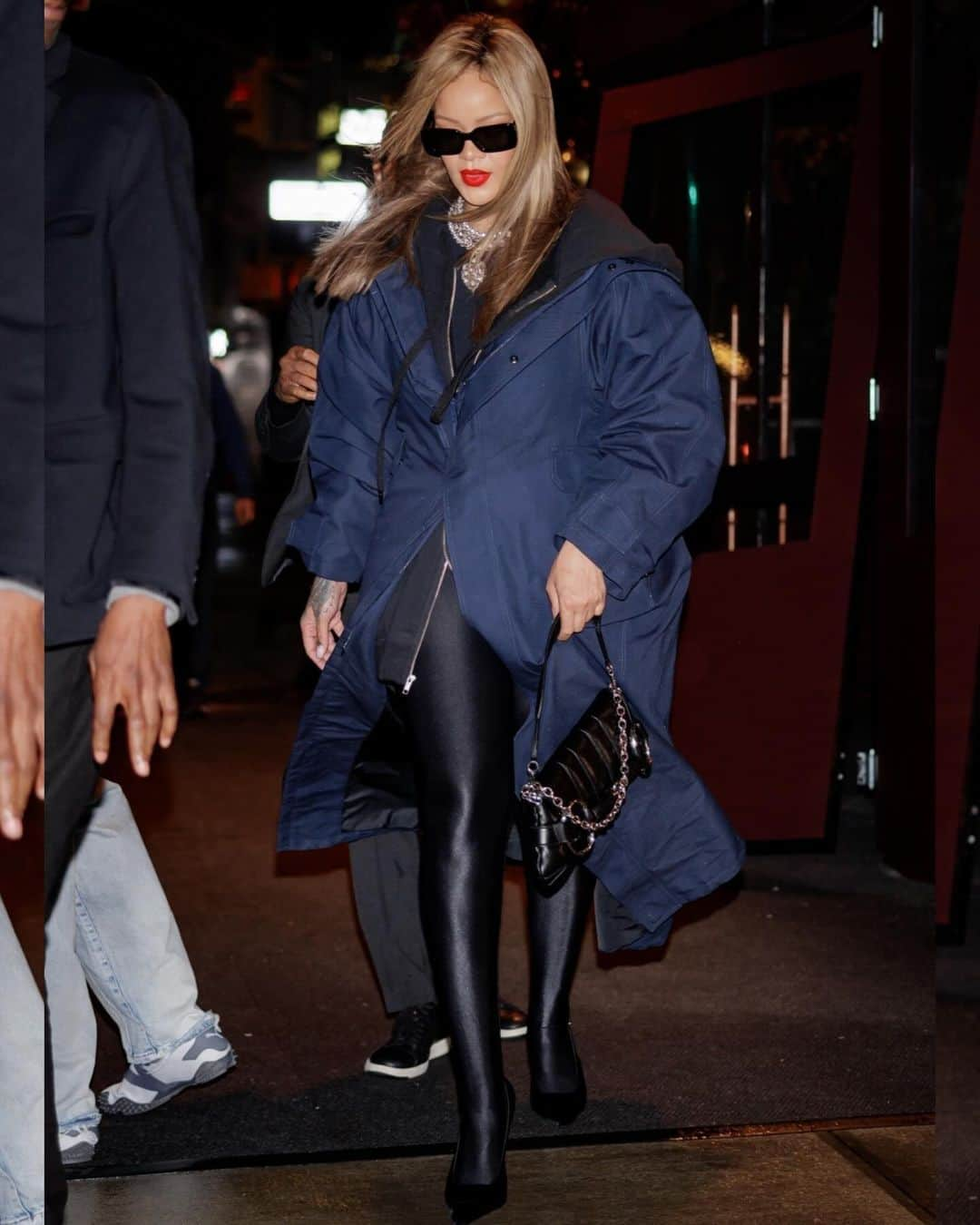 Just Jaredさんのインスタグラム写真 - (Just JaredInstagram)「Rihanna & A$AP Rocky brave the rainy weather while stepping out for dinner in NYC. #Rihanna #ASAPRocky Photos: Backgrid」11月28日 5時11分 - justjared