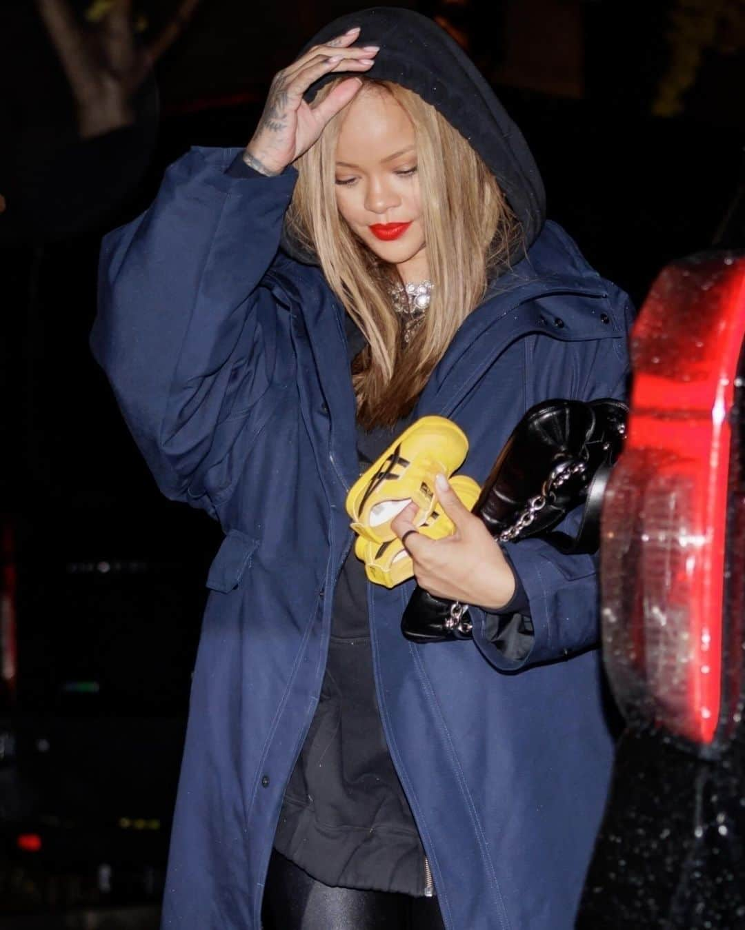 Just Jaredさんのインスタグラム写真 - (Just JaredInstagram)「Rihanna & A$AP Rocky brave the rainy weather while stepping out for dinner in NYC. #Rihanna #ASAPRocky Photos: Backgrid」11月28日 5時11分 - justjared