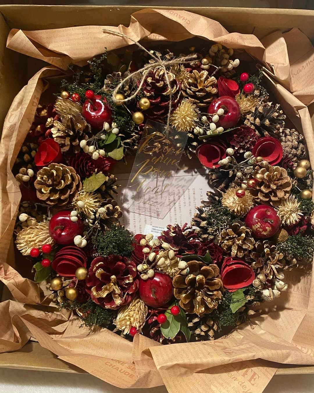 KURAWANKA Officialさんのインスタグラム写真 - (KURAWANKA OfficialInstagram)「🎄Christmas Natural Wreath  L ¥4,328(tax in)  もうすぐクリスマスですね🎄✨ 私は街中がキラキラ輝くこの季節が大好きです！ 皆さん、クリスマスに向けた準備はいかがですか？  KURAWANKAにはクリスマスにぴったりな商品がたくさんあります❤️  クリスマスの飾り物！といえば、クリスマスツリーやクリスマスリースが有名ですよね。  そもそもリースとは何なのでしょうか？🎅  リースとは花や葉っぱなどで作られる輪のことで 終わりの無い形は、「幸福がいつまでも続くように」という願いが込められているそうです。💚  また、 欧米では古来から「リースは幸せを運ぶ」という言い伝えがあり、ドアや玄関に飾る風習があります。✨  ご自宅用に買うのも素敵ですが、大切な方へプレゼントするのもとっても素敵ですね！☺️  そしてこのNatural Wreath は 天然素材を使用しており、ひとつひとつ手作りで製造されています。🤲✨  たくさんの幸せが訪れますように。 と願いを込めて、あなたとあなたの大切な方へおひとついかがでしょうか✨  KURAWANKAでは、様々なリースがございますので是非ご覧くださいませ🎄  ーーーーーーーーーーー KURAWANKA公式Instagramでは、 雑貨屋ならではの暮らしお役立ち商品情報を投稿しています📌 いいね、フォローよろしくお願いします♥ᵕ̈* ⁡ KURAWANKAについて詳しくはこちら！ Please check it out 👇🛍️ https://zakka-kurawanka.com ⁡ @kurawankajapan   #枚方雑貨屋#枚方#枚方ビオルネ#KURAWANKA #クラワンカ#クリスマス#クリスマスリース」11月28日 10時41分 - kurawankajapan