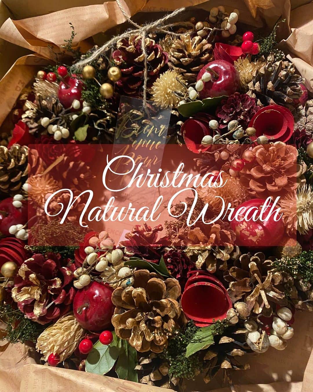 KURAWANKA Officialのインスタグラム：「🎄Christmas Natural Wreath  L ¥4,328(tax in)  もうすぐクリスマスですね🎄✨ 私は街中がキラキラ輝くこの季節が大好きです！ 皆さん、クリスマスに向けた準備はいかがですか？  KURAWANKAにはクリスマスにぴったりな商品がたくさんあります❤️  クリスマスの飾り物！といえば、クリスマスツリーやクリスマスリースが有名ですよね。  そもそもリースとは何なのでしょうか？🎅  リースとは花や葉っぱなどで作られる輪のことで 終わりの無い形は、「幸福がいつまでも続くように」という願いが込められているそうです。💚  また、 欧米では古来から「リースは幸せを運ぶ」という言い伝えがあり、ドアや玄関に飾る風習があります。✨  ご自宅用に買うのも素敵ですが、大切な方へプレゼントするのもとっても素敵ですね！☺️  そしてこのNatural Wreath は 天然素材を使用しており、ひとつひとつ手作りで製造されています。🤲✨  たくさんの幸せが訪れますように。 と願いを込めて、あなたとあなたの大切な方へおひとついかがでしょうか✨  KURAWANKAでは、様々なリースがございますので是非ご覧くださいませ🎄  ーーーーーーーーーーー KURAWANKA公式Instagramでは、 雑貨屋ならではの暮らしお役立ち商品情報を投稿しています📌 いいね、フォローよろしくお願いします♥ᵕ̈* ⁡ KURAWANKAについて詳しくはこちら！ Please check it out 👇🛍️ https://zakka-kurawanka.com ⁡ @kurawankajapan   #枚方雑貨屋#枚方#枚方ビオルネ#KURAWANKA #クラワンカ#クリスマス#クリスマスリース」