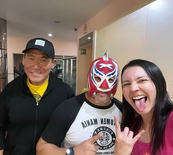 奥村茂雄のインスタグラム：「Me dió mucho gusto saludar a las estrellas de la @oficial_cwe ; @escualocwe y @sonyacwe en la CDMX.  - - #cmll #cwe #cdmx #reunion #escualo #sonya #okumura #tifondeosaka」