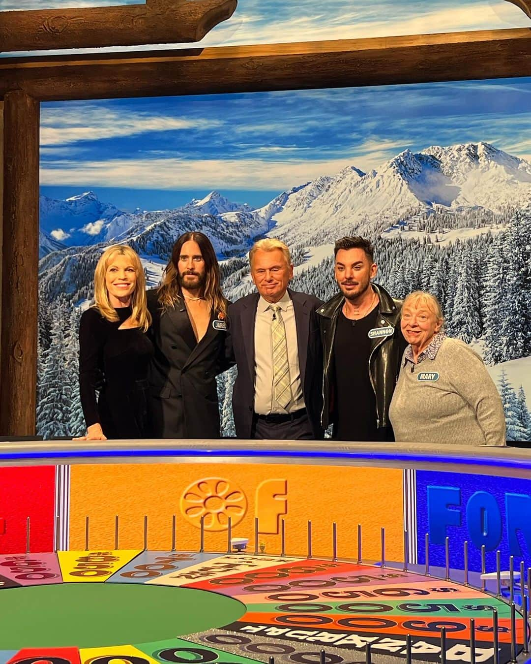 ジャレッド・レトさんのインスタグラム写真 - (ジャレッド・レトInstagram)「Had such a fun time at @wheeloffortune creating this for you all, enjoy some behind the scenes content 🙏🏻🕺🏻  Go check out the full length version on YouTube NOW at the link in bio!!」11月28日 5時25分 - jaredleto