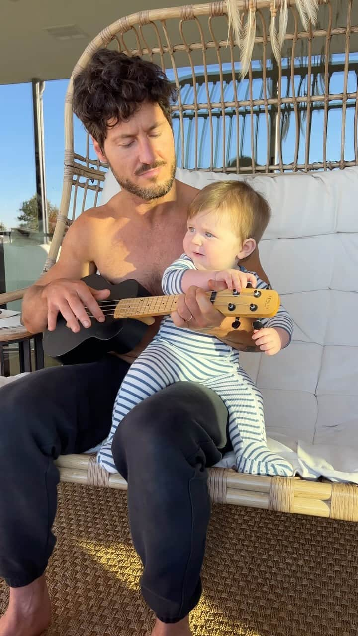 ジェナ・ジョンソンのインスタグラム：「The cutest father/son duet I’ve ever seen 🥹 Our little Rome loves music and just recently started using his voice in what I assume is his version of “singing”.」