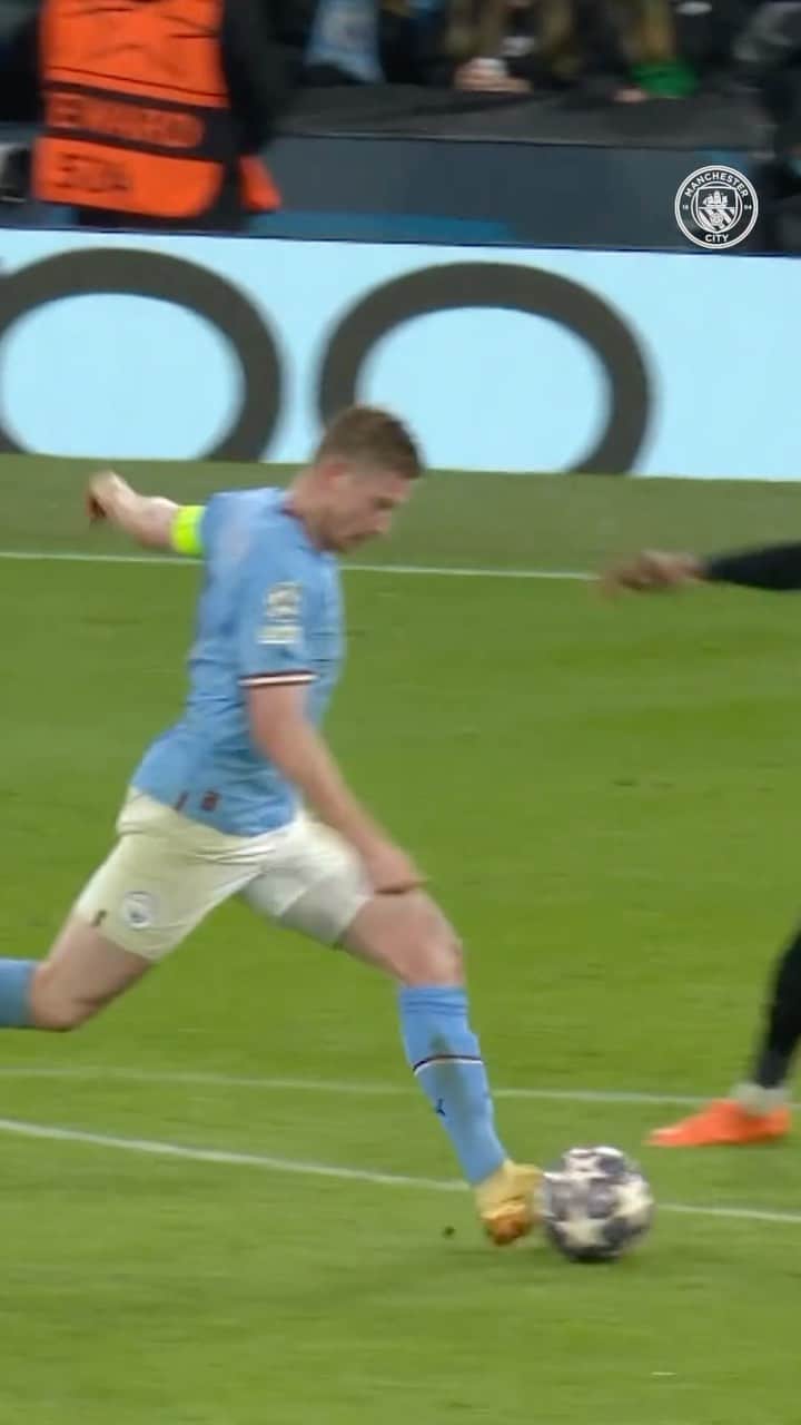 マンチェスター・シティFCのインスタグラム：「👑 @kevindebruyne’s stunner against RB Leipzig last season! 💥」