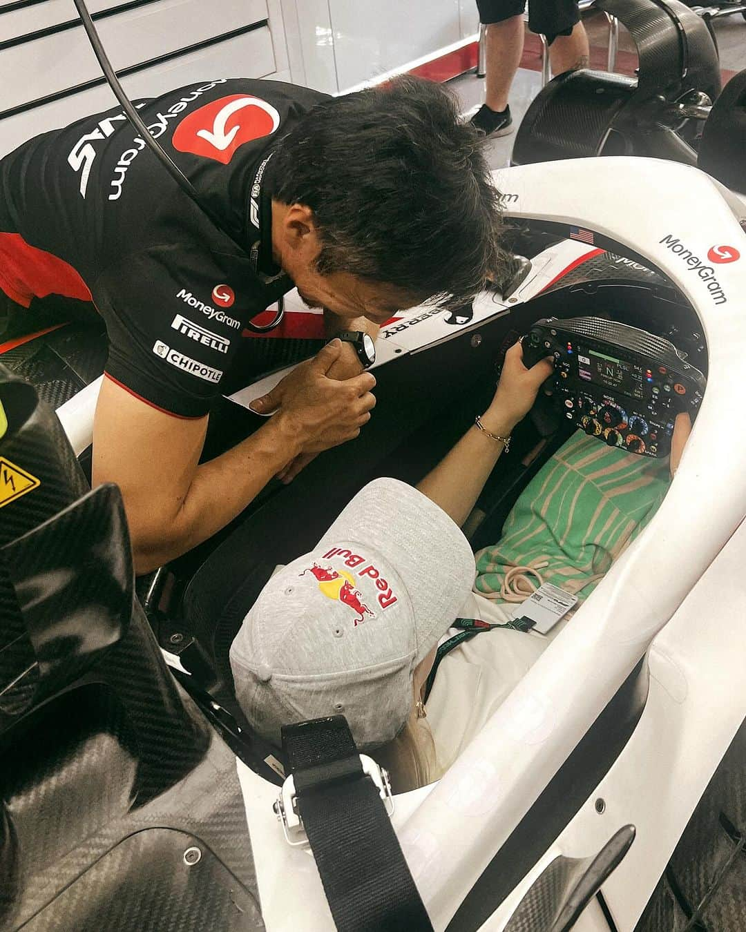 ヤンヤ・ガンブレットさんのインスタグラム写真 - (ヤンヤ・ガンブレットInstagram)「Got to experience a piece of this crazy world called @f1 during the last couple of days in Abu Dhabi for the season finale. 🤩 Congratulations @redbullracing on the incredible achievements this season, taking home the constructors title and big congrats to @maxverstappen1 on another driver’s championship! 🙌💪 And thank you @haasf1team whose director of engineering is a passionate climber, for inviting me to the paddock for an amazing weekend of racing. 🙏🫶」11月28日 5時21分 - janja_garnbret