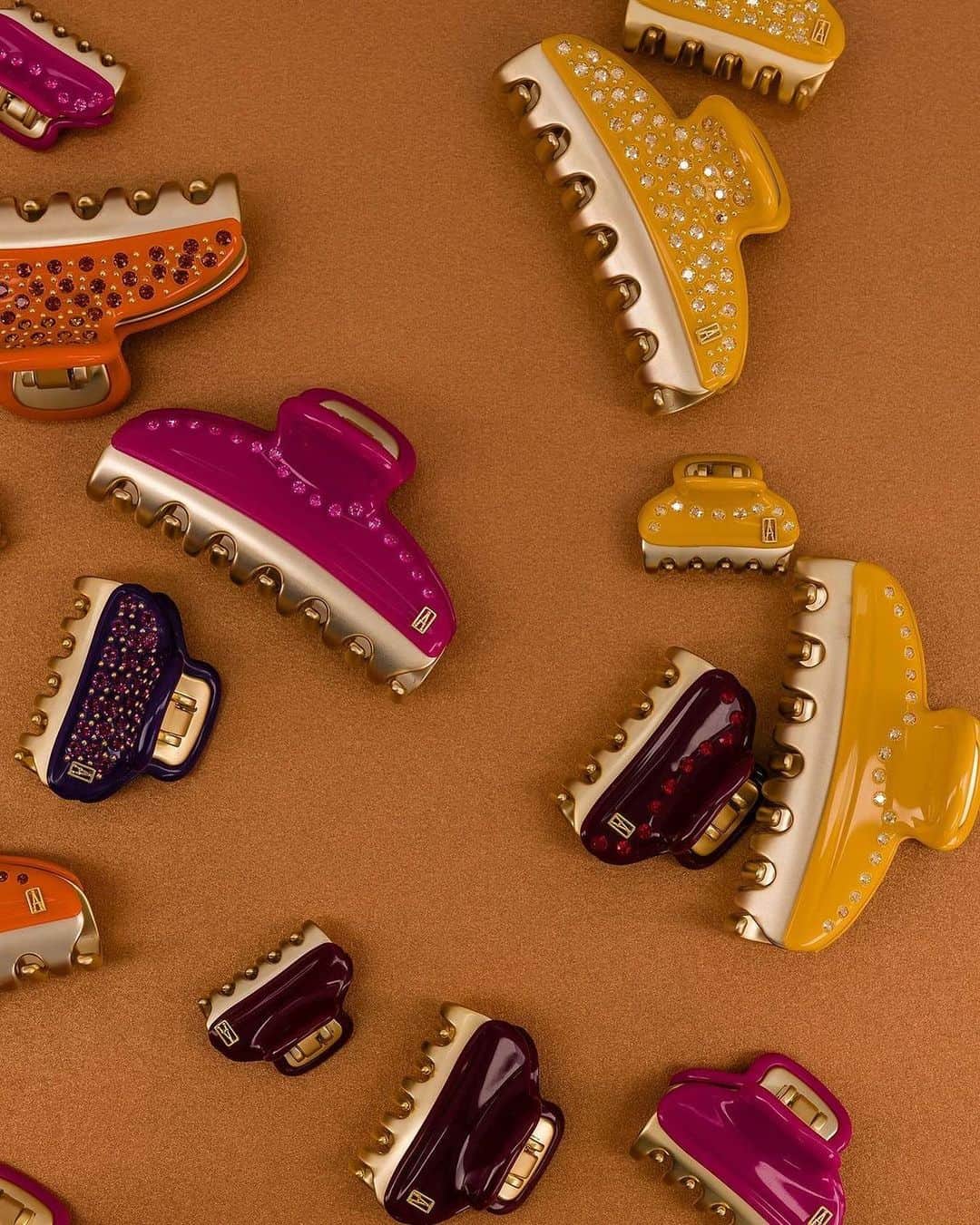 アレクサンドル ドゥ パリのインスタグラム：「PINCE LOVERS | Totalmente artesanal, feita à mão, na França. Seus dentes banhados a ouro são feitos de ABS. Suas asas são feitas de acetato, um material com herança natural, nascido da flor do algodão e da polpa da madeira, amigo do cabelo no coração.  Os cristais que complementam a peça com um brilho incrível são originais Swarovski.   #hairaccessories #fashionisinthehair #handmadeinfrance」