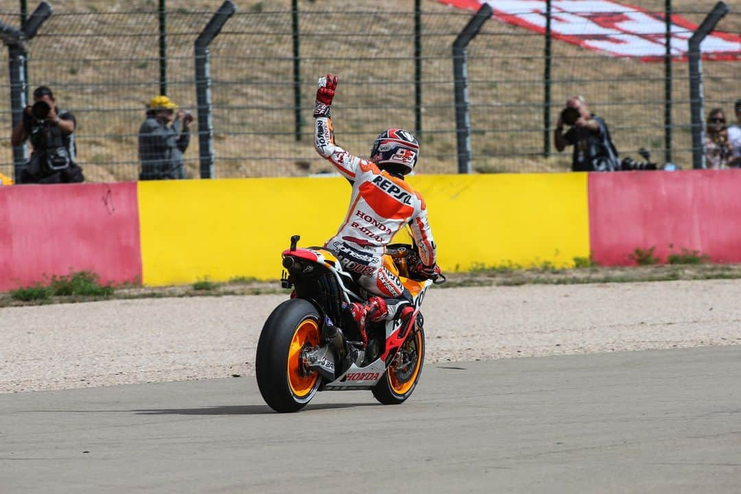 レプソル・ホンダさんのインスタグラム写真 - (レプソル・ホンダInstagram)「Win 07 🏆   Stamping his marc at home, @marcmarquez93 would take his last win as a MotoGP rookie at the #AragonGP. Four races until his crowning achievement.  #LookingBackOnMM93 🐜」11月28日 5時21分 - hrc_motogp