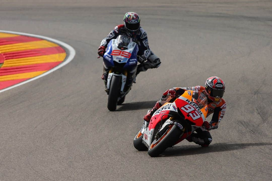 レプソル・ホンダさんのインスタグラム写真 - (レプソル・ホンダInstagram)「Win 07 🏆   Stamping his marc at home, @marcmarquez93 would take his last win as a MotoGP rookie at the #AragonGP. Four races until his crowning achievement.  #LookingBackOnMM93 🐜」11月28日 5時21分 - hrc_motogp