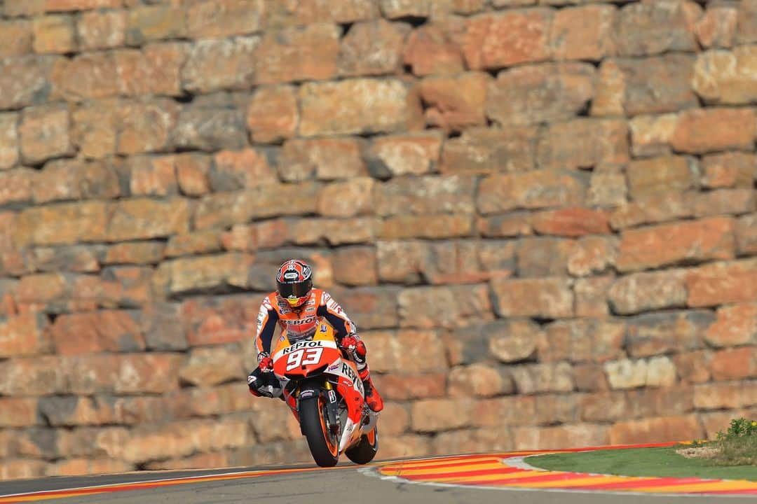 レプソル・ホンダさんのインスタグラム写真 - (レプソル・ホンダInstagram)「Win 07 🏆   Stamping his marc at home, @marcmarquez93 would take his last win as a MotoGP rookie at the #AragonGP. Four races until his crowning achievement.  #LookingBackOnMM93 🐜」11月28日 5時21分 - hrc_motogp