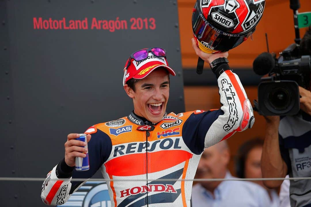 レプソル・ホンダのインスタグラム：「Win 07 🏆   Stamping his marc at home, @marcmarquez93 would take his last win as a MotoGP rookie at the #AragonGP. Four races until his crowning achievement.  #LookingBackOnMM93 🐜」