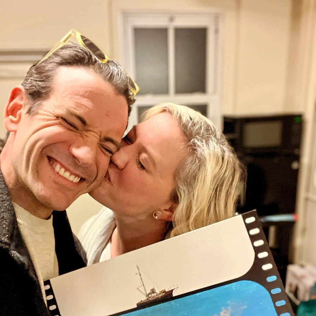 コリン・ドネルのインスタグラム：「A week gone from closing @sharkonbroadway and still recovering but I just wanted to give a(nother?) thank you to everyone who made the show possible and to everyone who came through to see us 🦈  And to this wonderful woman, thank you doesn’t even come close to covering it, but thank you @pattimurin. ❤️💥」