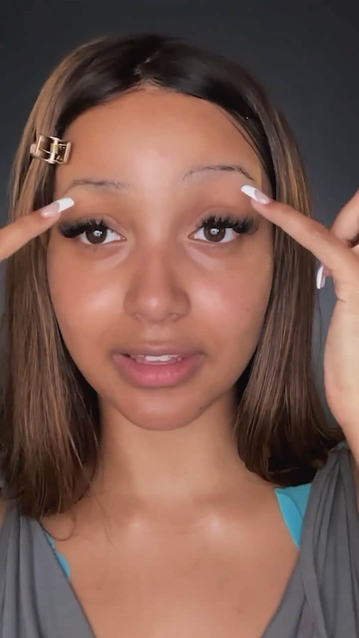 Vogue Beautyのインスタグラム：「Singer @pinkpantheress is just as inspired by @beyonce as the rest of us. In her episode of Vogue’s #BeautySecrets, the star shares why she loves a thin brow and Queen Bey’s early  2000s beauty looks. At the link in our bio, watch the full episode.  Director: @gabriellereich DP: @josherzog Editor: @lucynebs  Filmed at: @1hotel.bklynbridge」