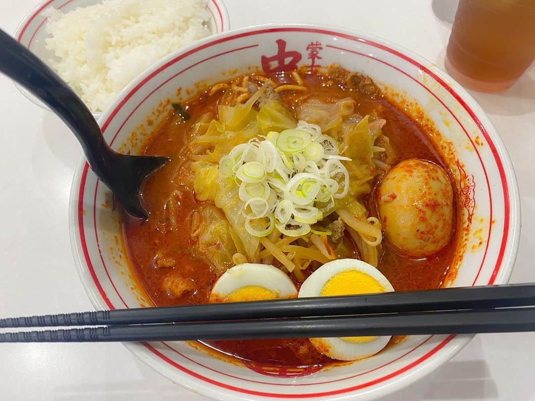 AYASAのインスタグラム：「🍜🔥 またもや唐突に突入します 〜消滅した赤を取り戻せキャンペーン〜 赤の補充その①  気づいたらまたもや我がインスタから赤が消滅してた。 しかもまだ去年の赤を載せきれていないのにもう今年も11月末。どゆこと。 ということでこちらは昨年12月に食したらしい中本さん。 なんだか色々配置が美しいですね。良き。 ・ 🍜 #北極やさい  #すぺちょう (#スペシャル超硬麺 ) #北極味玉  ・ ・ #蒙古タンメン中本 #中本 #健康第一激辛党 #横列３つ赤いの揃えるの好き #みんなの赤いのへのコメント見るの楽しい #赤の補充が間に合ってない」