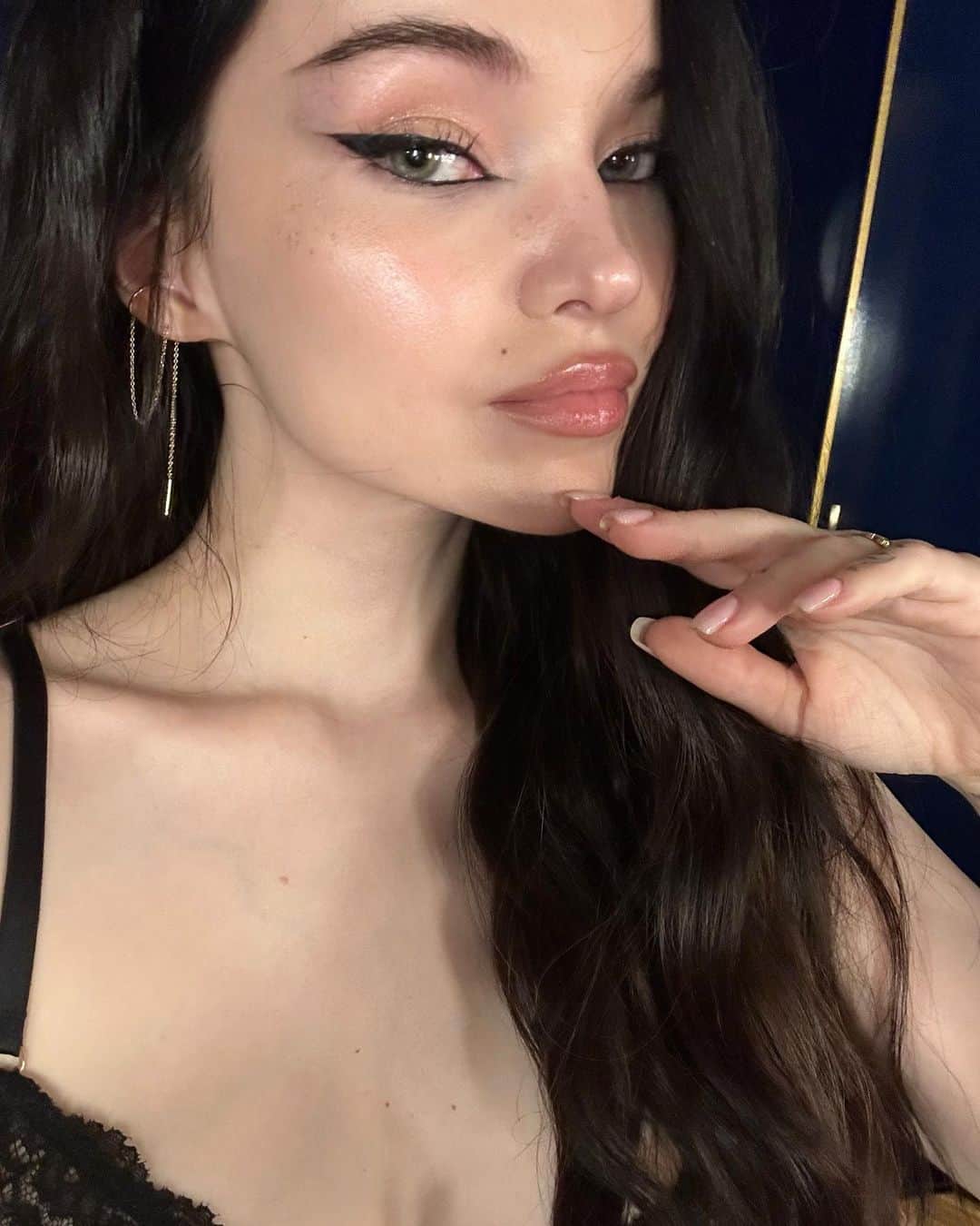 ダヴ・キャメロンのインスタグラム：「first 1/2 of my album is out in 3 days fr. i’m so serious, not joking」