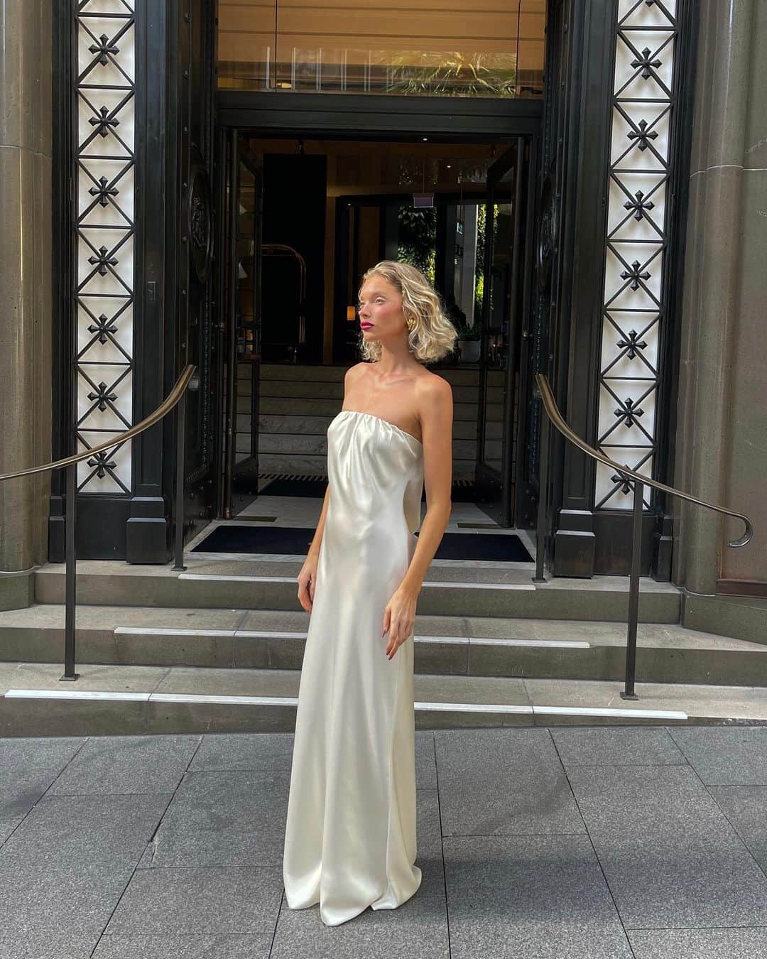 エルザ・ホスクのインスタグラム：「The Ultimate silk gown🫶❤️ from the @helsastudio “Holidays in New York” collection droppin November 30th」