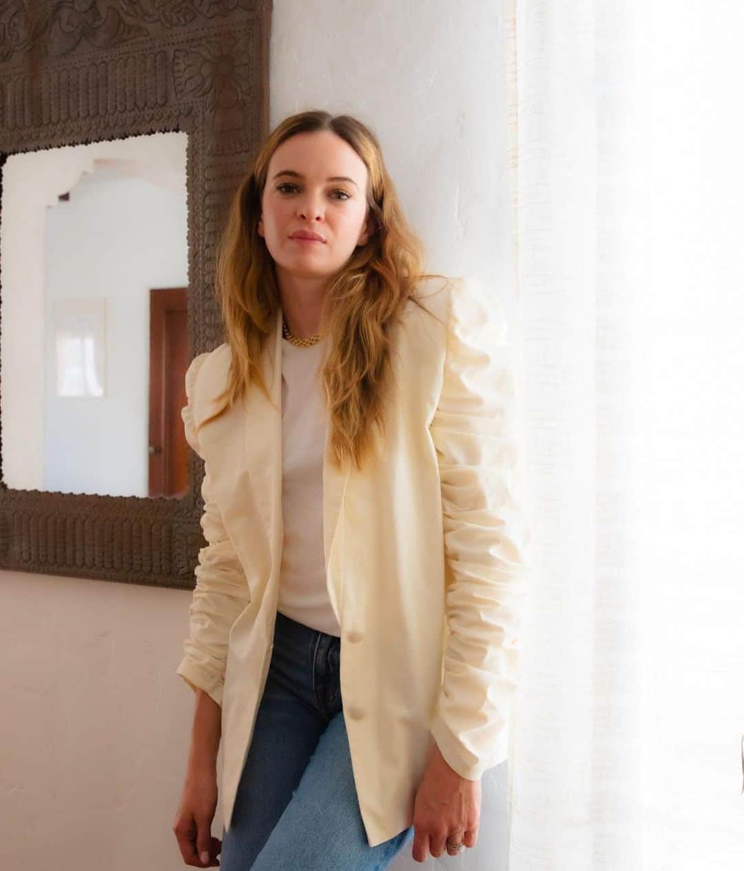 ダニエル・パナベイカーのインスタグラム：「My go-to outfit equation:  A good pair of jeans @madewell, the perfect slouchy tee + a statement blazer @marrisawilsonny」