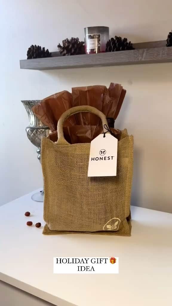 The Honest Companyのインスタグラム：「December is just around the corner, and if you’re still on the hunt for the perfect holiday gift, we’ve got you covered! 🎁✨ Explore our customizable gifts for that extra special touch. 🌟   📹| @sara_mza.c」