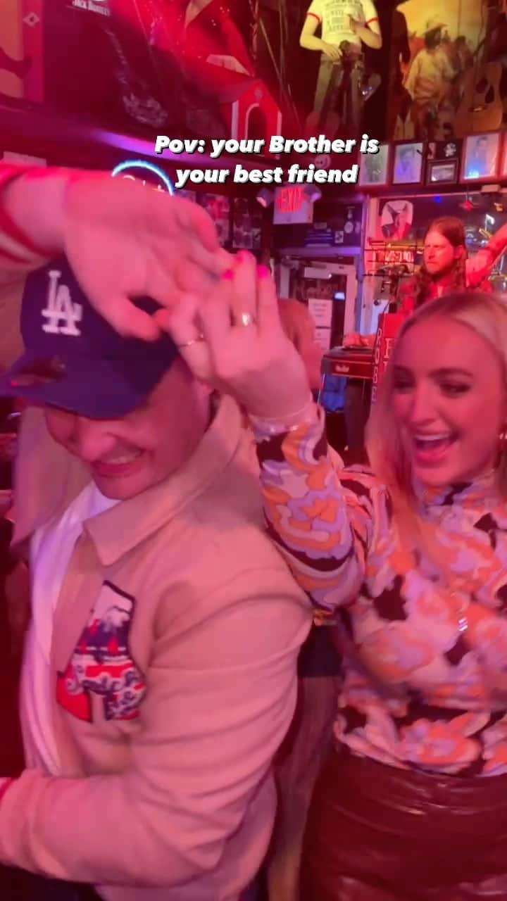シェパードのインスタグラム：「#broadway got us good 😂 #nashville」
