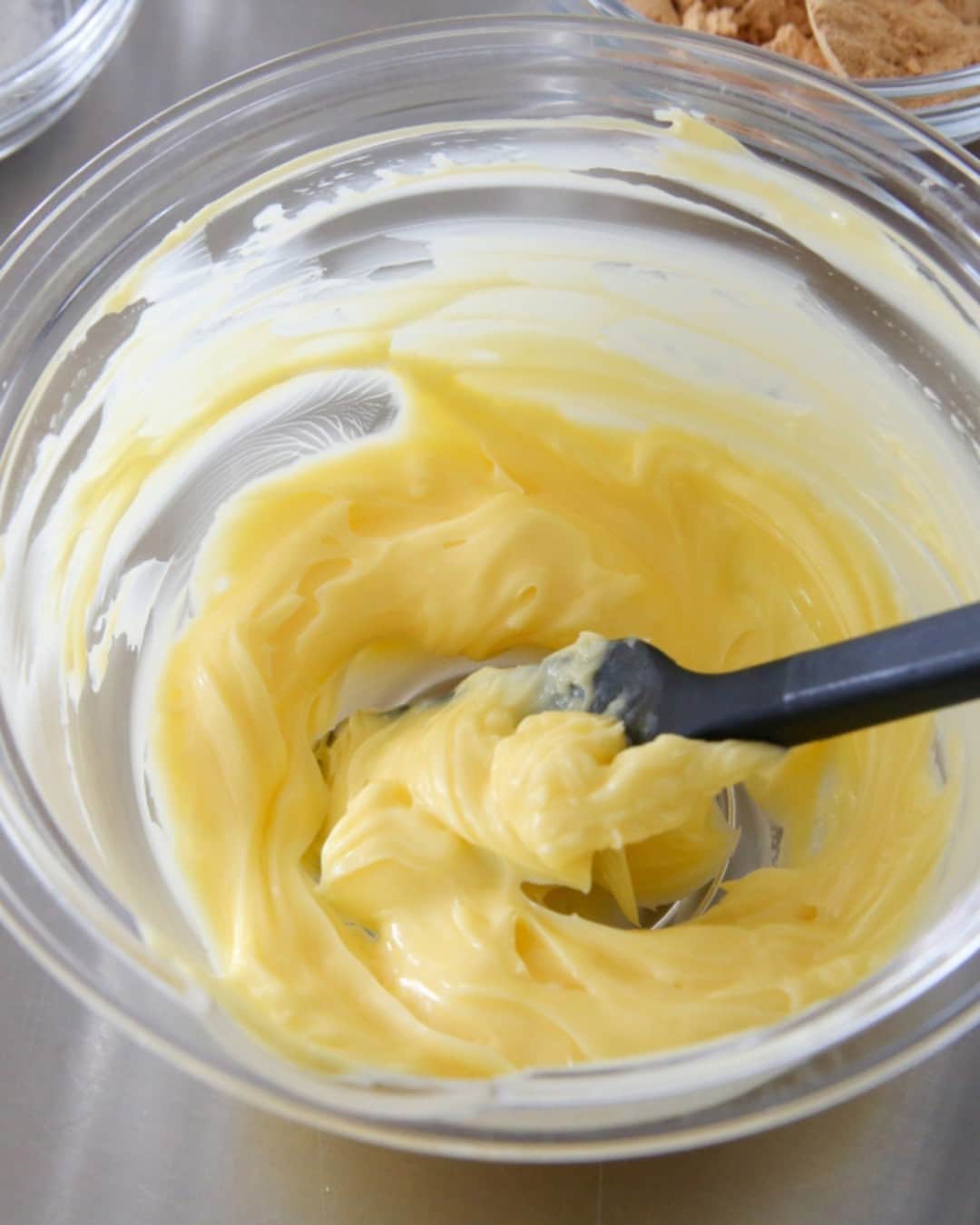 おうちごはん編集部さんのインスタグラム写真 - (おうちごはん編集部Instagram)「【#きなこバター】#レシピ あり▼  焼きたてのトーストにたっぷり塗ると、バターと砂糖が溶けてクリームのような口当たりに😋 生の食パンに塗ると、砂糖のジャリジャリっとした食感が残り、どちらもおいしい❣  おいしくて栄養もプラスできちゃう、一石二鳥のレシピです🙆‍♀️  --------👇レシピ👇---------  きなこバター  ▼材料（作りやすい分量）  ・バター……50g ・きなこ……大さじ2 ・砂糖……大さじ1～2（お好みで調整） ・塩……ほんの少し ・牛乳……小さじ1/2  ◎バターはマーガリンでもOK ◎砂糖ははちみつでもOK ◎牛乳は豆乳でもOK ※ただし2歳未満のお子様は、はちみつに注意してください。  ▼作り方  1. バターを室温または電子レンジで加熱して柔らかくし、なめらかになるまで混ぜる。 ※電子レンジでの加熱は、バターが溶けないように注意する。  2. その他の材料をすべて加えてよく混ぜあわせる。  recipe & photo by @a.jinja  🔽「きなこバター」のレシピは、おうちごはんの記事でもご紹介しています！ https://ouchi-gohan.jp/3483/  ------------------ ◆このレシピを作ってみたいと思った方は「保存📄」を、おいしそうと思った方はぜひ「いいね♥」してね😚  ◆ #おうちごはんLover を付けて投稿するとおうちごはんの記事やこのアカウント、おうちごはん発信のトレンドリリースなどでご紹介させていただくことがございます。スタッフが毎日楽しくチェックしています♪ ------------------  #おうちごはんlover #おうちごはんラバー #ouchigohanlover #ouchigohan  #あしたのおうちごはん #おうちごはん #recipe #レシピ #breakfast #朝ごはん #スプレッド #バター #パンのお供 #きなこ #きなこバター #朝ごパン #栄養満点 #簡単レシピ #こどもごはん #手作り #自家製」11月28日 6時00分 - ouchigohan.jp
