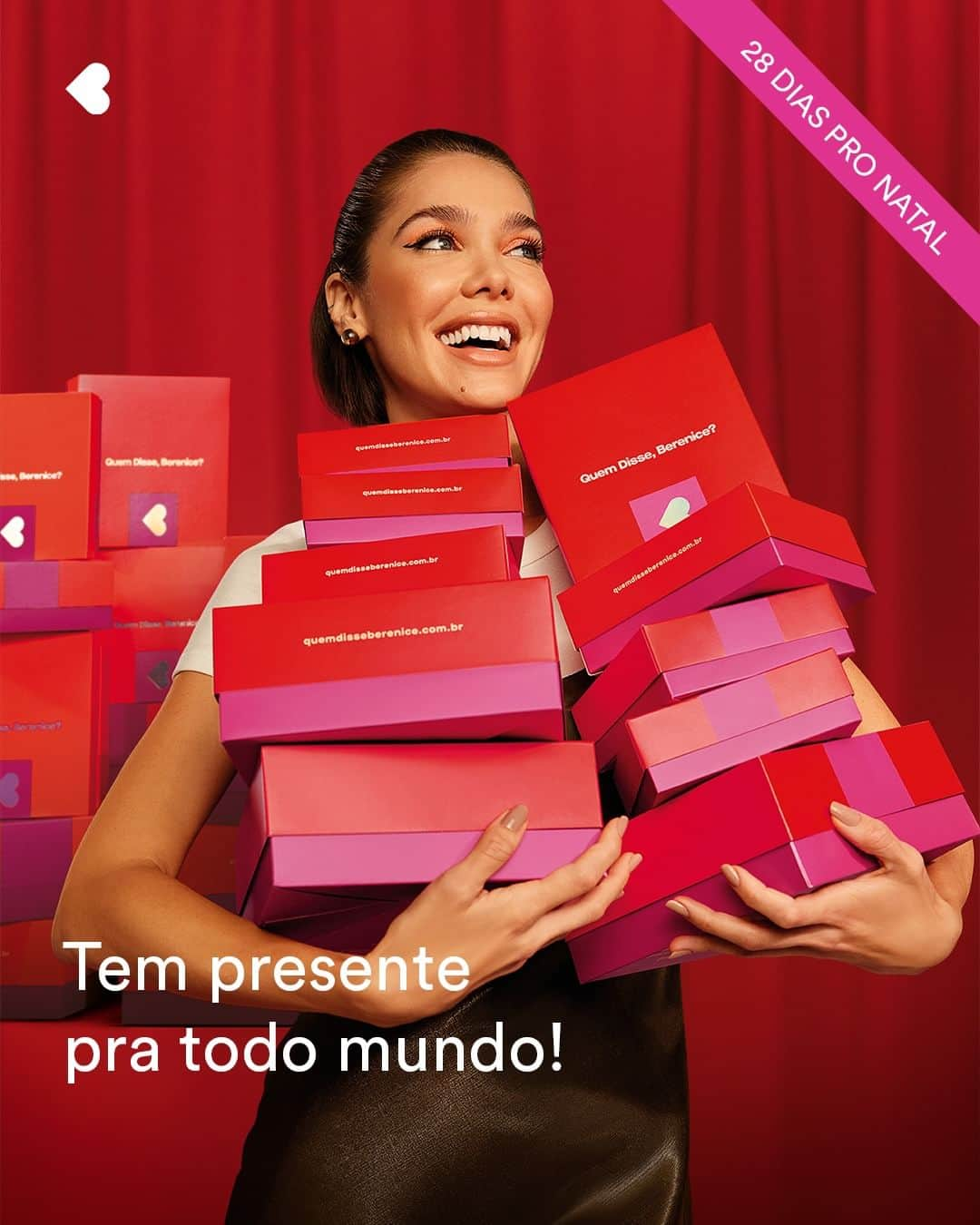 quem disse, berenice?のインスタグラム：「menina, faltam só 28 dias pro Natal! quem mais tá mega ansiosa? eu tô super empolgada! e também já tô preparada com presentes pra todo mundo! por isso, decidi dar aquela mãozinha pra vocês: durante todo o mês, aqui e na rede vizinha vou compartilhar dicas pra vc ficar pronta pra noite mais brilhosa do ano! bora embarcar nessa comigo? #TodoDiaUmPresenteQDB   #PraTodosVerem: o post é único de uma mulher sorrindo e segurando muitas caixas de presentes da Quem Disse, Berenice? nas cores vermelho e rosa e o texto: "Tem presente pra todo mundo!", também tem uma tag no canto superior direito com o texto: "28 dias pro natal". Fim da descrição.」