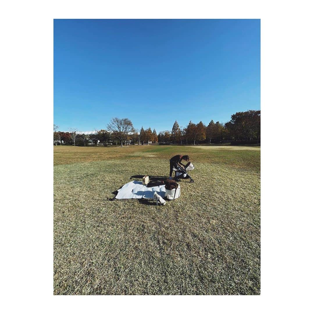 菊地舞美のインスタグラム：「🐶 —— ⁡ 久しぶりの投稿になってしまった。 前の投稿から1ヶ月以上過ぎてるなんて…😱 ⁡ 日々時間が経つのが早すぎて 追いつけない日々😮‍💨 ⁡ 1ヶ月も経つと 👶🏻はうーあーきゃはっと 言葉？声？を発するようになり 会話が成り立ってると感じる時もしばしば （おそらく私たちの思い込み😂） ⁡ 不機嫌な日がほとんどなく ご機嫌ニコニコな毎日を過ごしています🫶🏻 ⁡ いつのまにか 夜だけはセルフねんねかできるようになり 寝室で明かりを消すと モゾモゾ、フェッフェッと 自分で葛藤しながらも寝るようになりました💤 相変わらず昼間はあまり寝ません😅 ⁡ ⁡ 私自身 仕事が今までで一番バタついてしまっている中 👨🏻の全面的な協力で なんとか乗り越えられている日々。 心から感謝🥲 ⁡ ⁡ 色んなものに興味を持ちはじめ 会う人会う人に笑顔を振り撒く👶🏻 休日は新鮮な空気だったり 刺激を吸収できるように お出かけをするように心がけています(´◡͐`) ⁡ 出産するまで公園なんて 🐶のお散歩以外ほとんど行ったことがなかったけど ⁡ 大きな広い公園って こんな気持ちいいんだ🍃と セロトニン爆上がりするようになりました。 ⁡ ⁡ 平日はほぼ貸切で、 🐶も長いリードにして 走ったり寝たり。 👶🏻も青空の下🍼を飲んだり ウトウトしたりキョロキョロしたり。 ⁡ こういう時間の過ごし方も 豊かなだなー☺️って感じるようになり 日々学びの連続です🍃 ⁡ 新しいスタッフたちにも 育休中サロンを守ってくれたスタッフにも 日々助けられながら 仕事ができることがどれだけ幸せか。 そんなことを噛み締める毎日です🪴 ⁡ ⁡ REbornはこれから またまた新しいメンバーが増えていくので 今、学んでいることが活かせるように 4月まであと三踏ん張りくらい 頑張ります🪵 （お茶、ランチ行きましょー！詐欺だった方々… 来春くらいまで🌸お待ちください🫶🏻笑） ⁡ ⁡ —— #コーチング #大人の学び #思考の癖 #わかるととても楽になる #育児　#はじめての育児  #夫婦共同育児 ⁡ ⁡ ⁡ ⁡ ⁡」