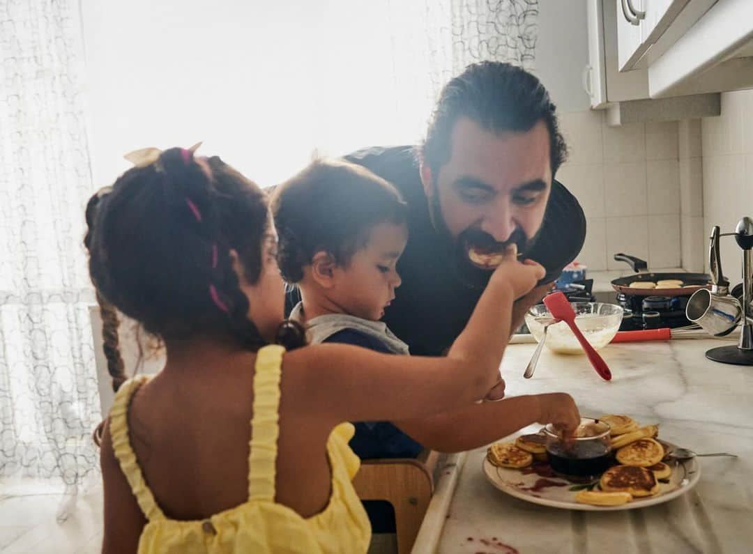 Airbnbのインスタグラム：「Donations to Airbnb.org help people like Hakan and his family find a place to call home during times of crisis.  “My family was piled in at my parents’ small house. It was a lot. Through Airbnb.org, we found a place to stay. We could feel peace inside of the house.”  Airbnb.org helped first responders like Hakan find safe places to stay so they could focus on their critical humanitarian work in the aftermath of the earthquakes in Türkiye this February.  Join the global community supporting Airbnb.org this #GivingTuesday. Go to airbnb.org or tap the link in our story to get involved.」