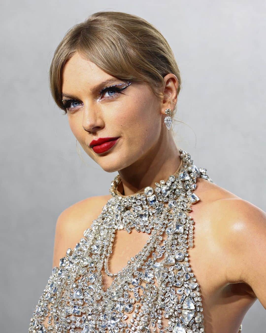 Glamour Magazineのインスタグラム：「Taylor Swift's beloved Pat McGrath matte lipstick is currently on sale for only $12. You may have seen it during #TheErasTour, and it's definitely worth adding to your beauty arsenal. Get yours now at the link in bio.」