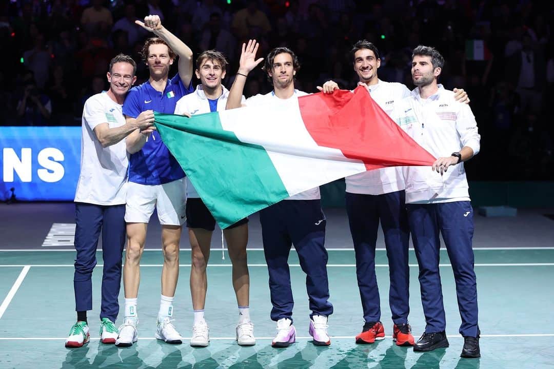 Armani Officialのインスタグラム：「Congratulations team Italy for winning the Davis Cup first title after 47 years.  @daviscup @lorenzosonego #SimoneBolelli #EA7」