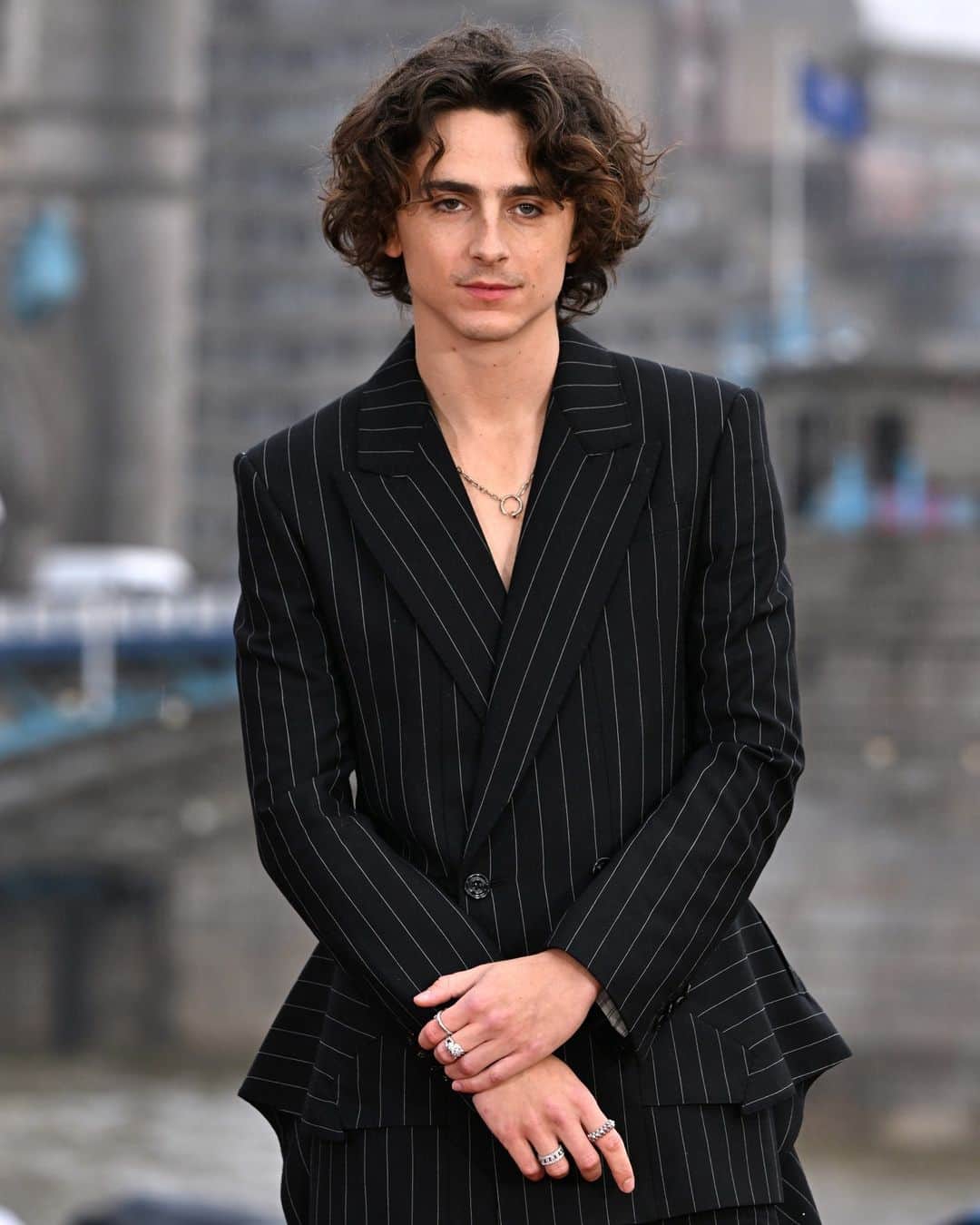 Vogueのインスタグラム：「Leave it to Timothée Chalamet (@tchalamet) to make a two-piece pinstriped suit feel less Wall Street banker, and more Hollywood heartthrob. The press tour for “Wonka” has officially started and Chalamet, who plays a young Willy Wonka, stepped out in @alexandermcqueen to promote it. Tap the link in bio to see more from today’s photocall in London where the actor was joined by co-stars Hugh Grant and Olivia Coleman.」