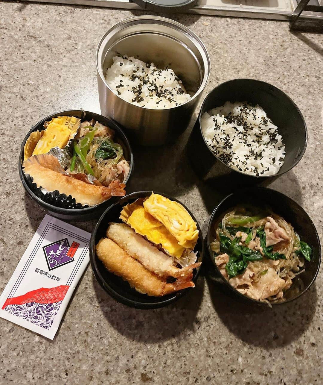 AriizumiEmaさんのインスタグラム写真 - (AriizumiEmaInstagram)「今日のお弁当。 チャプチェ、揚げるだけの海老フライ。 しそふりかけは、ママ友のお土産🤍 チャプチェは、モランボンの素が美味しいから、スーパーで見つけると2個は買いだめ。  お弁当もマンネリ化。 うちの近所は、量販店みたいな大きいスーパーがないので、今日は仕事を早めに切り上げて、少し先のサミットまで行ってみるかなぁ🤔🤔  ・ #お弁当#高校生弁当 #高校生男子弁当 #お弁当記録 #お弁当おかず」11月28日 6時27分 - ema_ariizumi