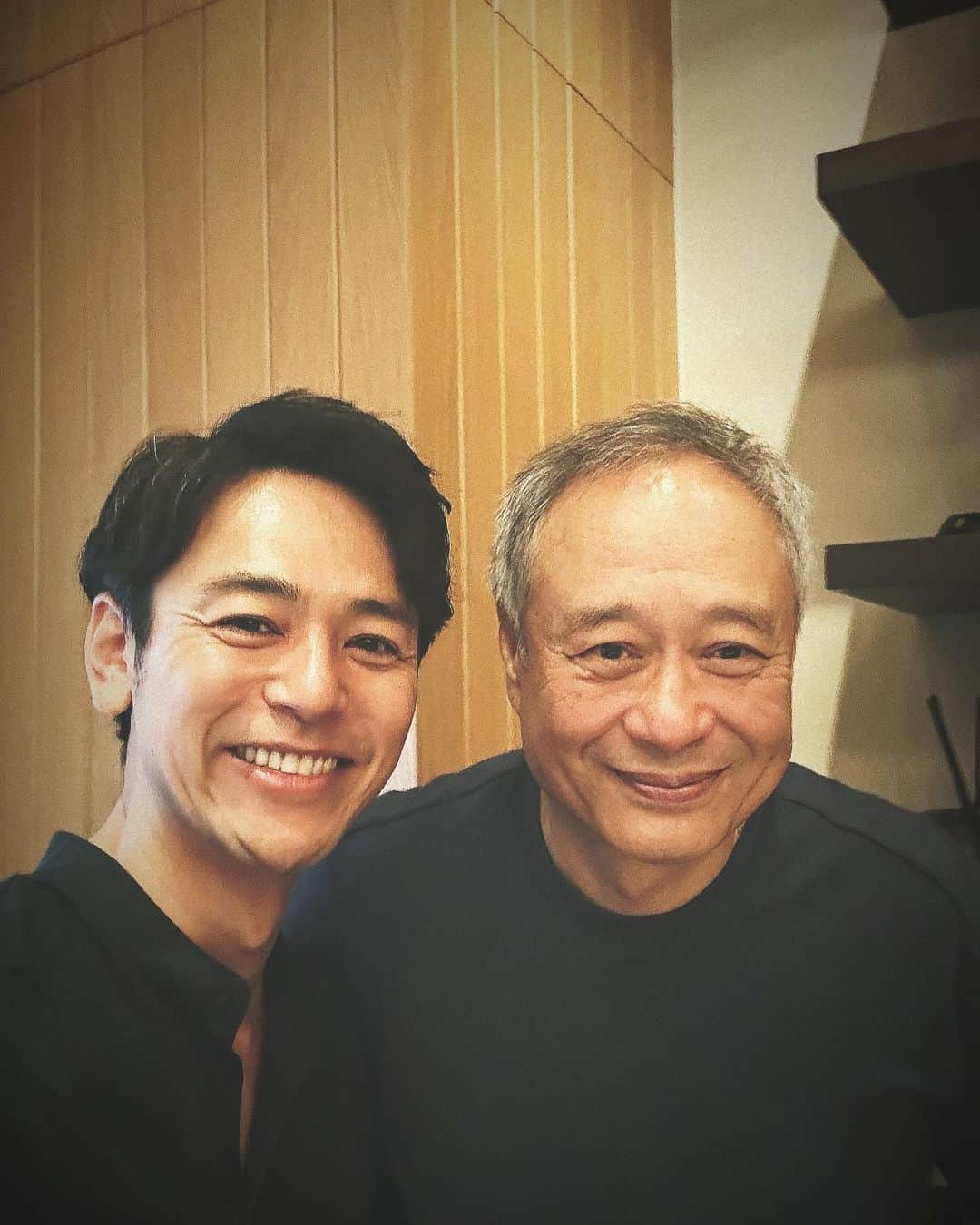 妻夫木聡のインスタグラム：「#李安  尊敬するアン・リー監督と対談  自分の人生で最も影響を与えた映画「ブロークバック･マウンテン」  この映画との出会いが、私の大きな転機に繋がりました  「時に、俳優というのは不公平だ。どうしても目を惹きつけてしまう俳優がいる。たとえ隣で誰かがどんなに良い芝居をしたとしても。私の心の中で、ヒース•レジャーは今でも最高の俳優です。」と仰った監督は、まだ彼と撮影をしているようにも見えた  俳優にとって最も重要なことはfreshであること  その言葉を胸にこれからも頑張りたいと思います  #anglee #brokebackmountain  #heathledger  #僕のために時間を作ってくださりありがとうございました  I had a conversation with the movie director Ang Lee whom I respect very highly.   “Brokeback Mountain” is the most influential film to me in my life as an actor.  Encountering this movie was a big turning point in my acting career.  The director said to me, “Actors are unfair.  There are some actors who just fascinate you, no matter how good others play out their roles in the same scene.  In my mind, Heath Ledger is still hands-down the best actor.” The director, as he was saying this, seemed like he was in the moment of actually filming him.  He also said, “Keeping a fresh mind is the most important thing for actors.”  From now on, I will do my best while keeping his words tucked away deep in my heart.  I am very grateful to him for making this special time for me.  #anglee #brokebackmountain  #heathledger」