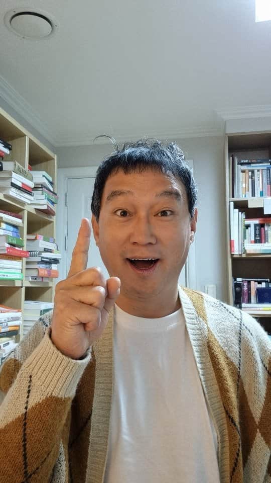 コ・ミョンファンのインスタグラム：「아침긍정확언 728일째!  위하여!!!  #고명환  #고명환글 #고명환낭독 #오디오북 #비디오북치열하게시리즈 #독서스타그램 #글쓰기 #인문학 #북스타그램 #책스타그램 #경제적자유 #아침긍정확언 #이책은돈버는법에관한이야기 #천일동지 #1000일동지 #천동 #나는어떻게삶의해답을찾는가」