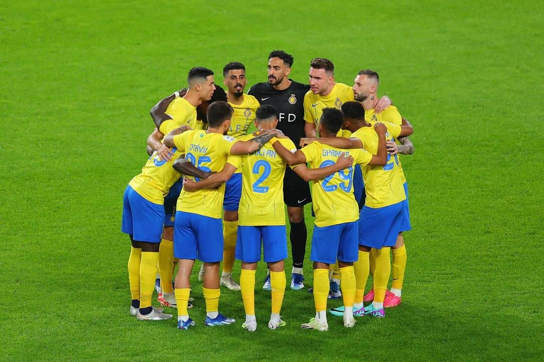 クリスティアーノ・ロナウドのインスタグラム：「Happy that we qualified 1st in our group and to have achieved 20 games unbeaten.  Great Teamwork💪🏼 @alnassr 💛💙」