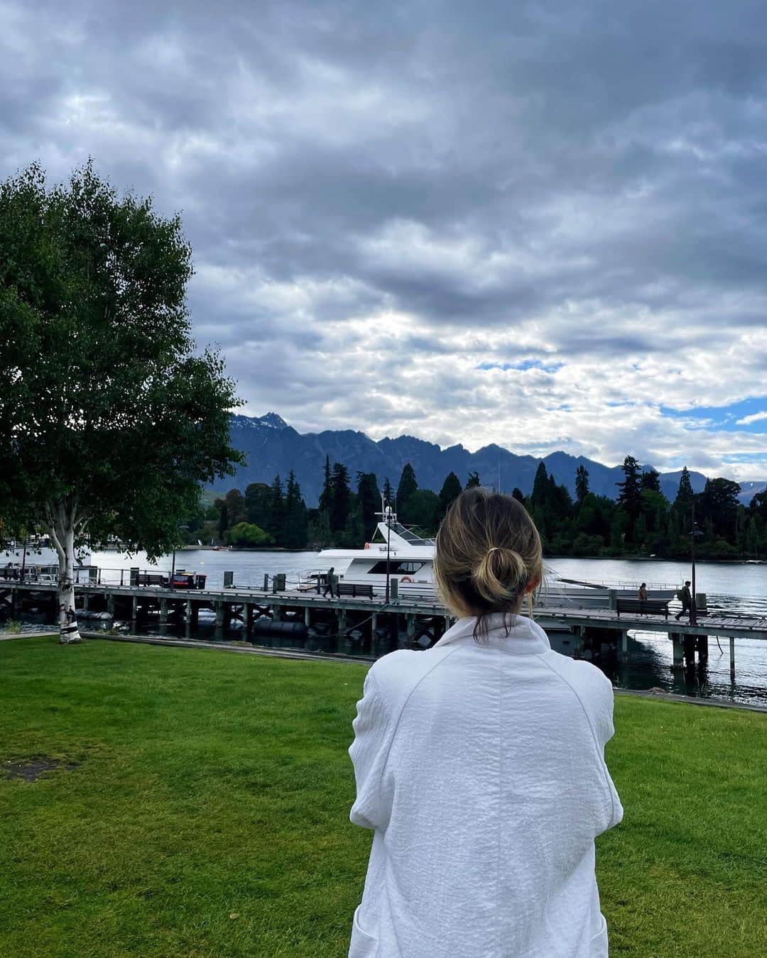 ティナ・ルイーズさんのインスタグラム写真 - (ティナ・ルイーズInstagram)「I mean… just look at the pictures!!  It blows my mind how beautiful this place is. 🤯❤️ #newzealand #queenstown 🇳🇿」11月28日 6時22分 - tinalouise