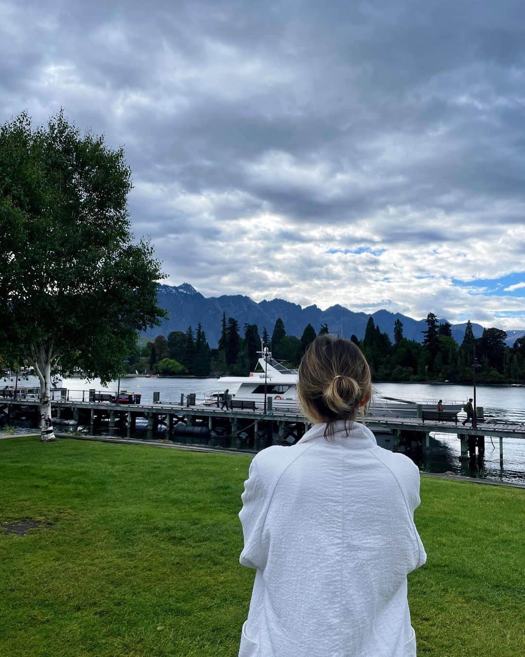 ティナ・ルイーズのインスタグラム：「I mean… just look at the pictures!!  It blows my mind how beautiful this place is. 🤯❤️ #newzealand #queenstown 🇳🇿」