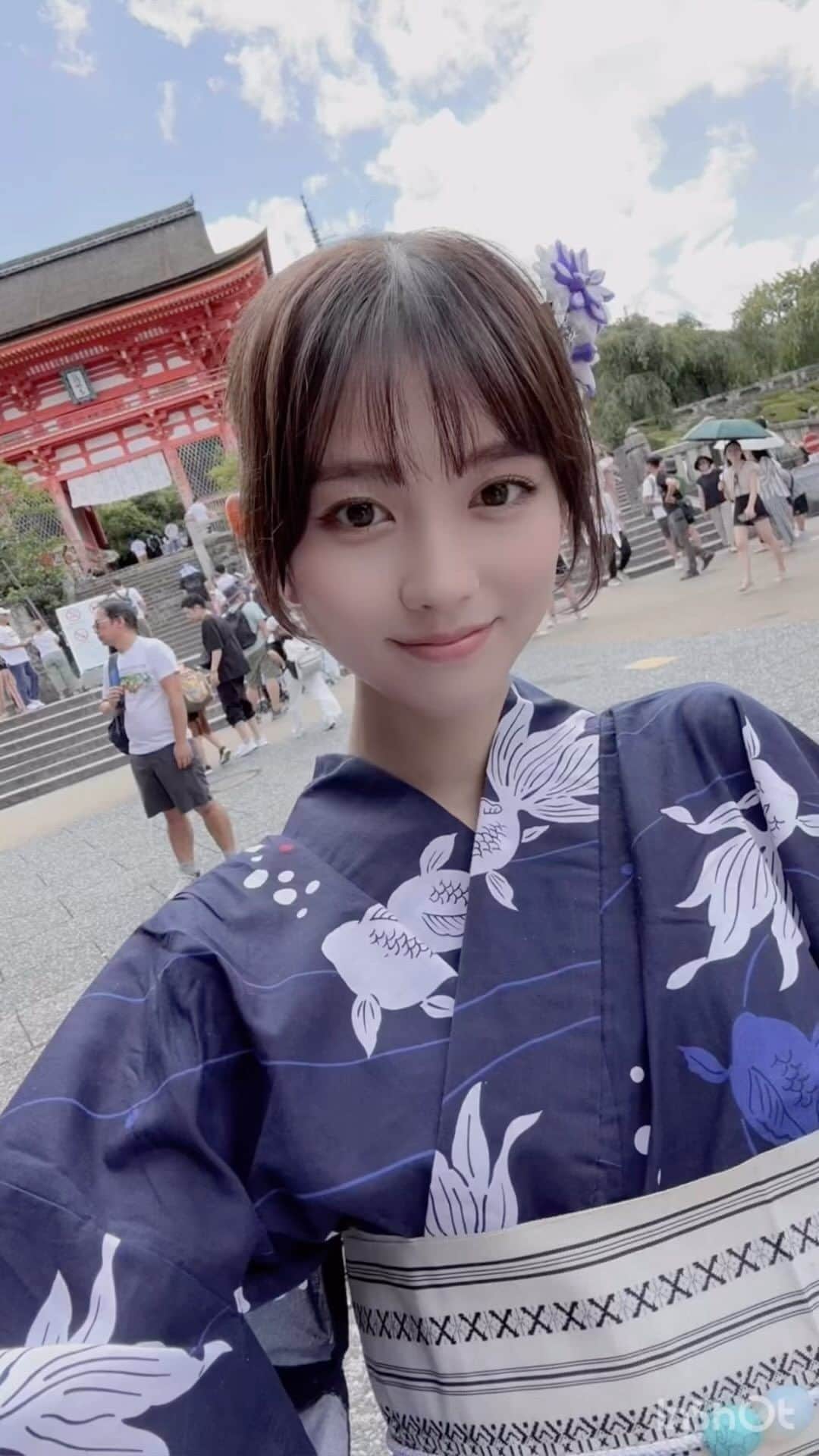 せきぐちりさのインスタグラム：「今日のルクセンブルク🇱🇺は今年初の雪の日でした❄️ 暑い夏のときは冬の寒さが恋しくなるけど、今年の夏は本当に楽し過ぎたから外はいよいよ本格的な冬なんだけど、もう夏が待ち遠しい🥺  ⁡‥‥‥‥‥‥‥‥‥‥‥‥‥‥‥‥‥‥‥‥‥‥‥‥ ルクセンブルク🇱🇺在住。19歳。 ルクセンブルクやヨーロッパの旅行写真たくさん載せてるので是非みてね📸 @risa_s_lisa  ⚠️配信アプリが変わりました！ 毎日23時ごろから『ポコチャ』で配信してます。 ※プロフィールのリンクからフォローお願いします🙇‍♀️ ‎‥‥‥‥‥‥‥‥‥‥‥‥‥‥‥‥‥‥‥‥‥」