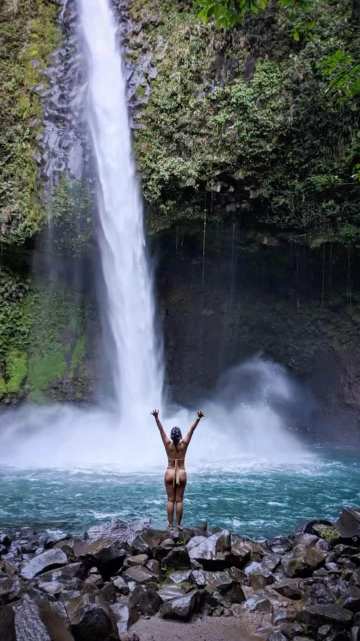 ブルック・バークのインスタグラム：「Costa Rica is calling. We are booking our LONGEVITY retreat now. JAN 2nd @yogando.style + @brookeburkeBODY」