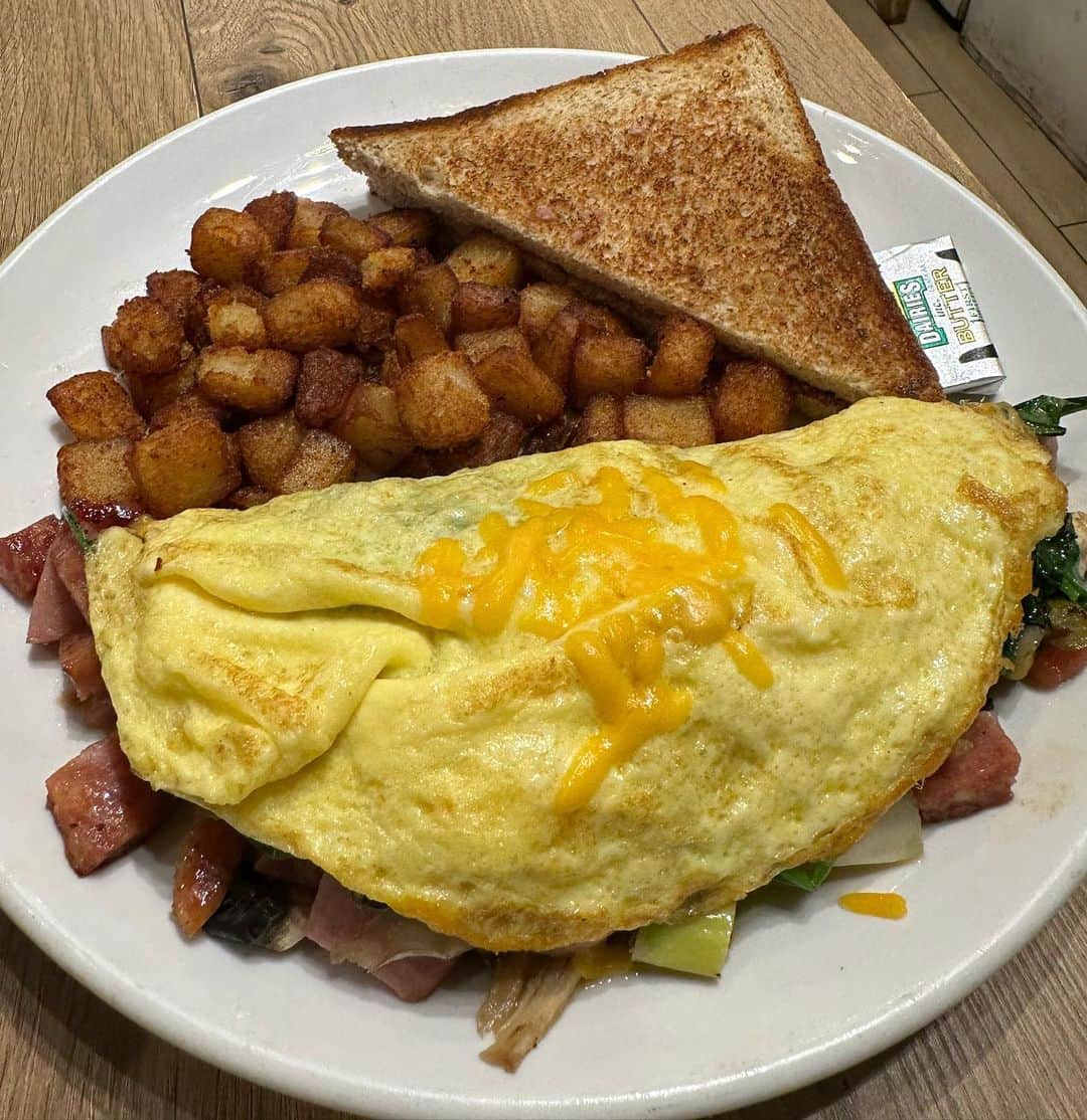 井上公造さんのインスタグラム写真 - (井上公造Instagram)「いまオアフ島で1番人気の朝食＆ランチの店。朝早くから大行列。次から次へとお客さんが、やってきます。 この店の名物はスフレパンケーキ。 量が多いように感じますが、ふわふわしていて軽く食べられます。 卵料理もオムレツ、エッグベネディクト、目玉焼きなど種類も豊富。地元に愛されている店です。  #ハワイ   #ハワイ大好き   #行列のできる店   #パンケーキ   #朝食」11月28日 6時44分 - inouekozo39