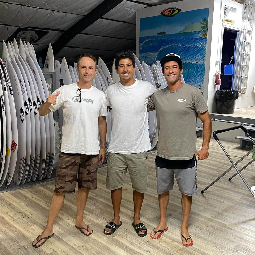 ミグエル・プッポのインスタグラム：「Hoje estou encerrando mais um capitulo da minha carreira, sou muito grato a @sharpeyesurfboards  por toda a dedicação nesses últimos anos, momentos difíceis e as alegrias que tivemos juntos💙 Agradeço também ao Márcio pelo carinho, ao Tuba pelo suporte incondicional e em especial ao yufu por entregar sempre o melhor a todos os atletas👊 Obrigado por tudo🙏 @marcio.zouvi @penrose73」