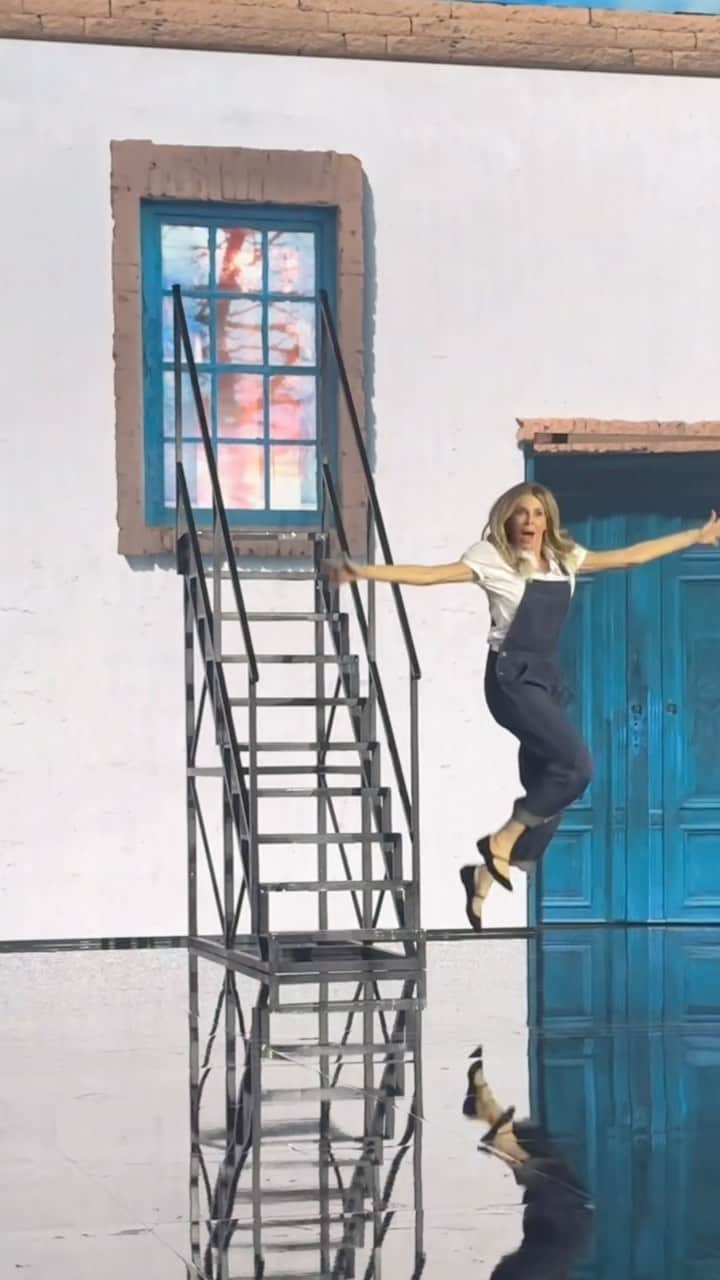 Alessia Marcuzziのインスタグラム：「Domani va in onda la quarta puntata di Boomerissima su Raidue. Volete sapere chi sono le mie fantastiche amiche di Mamma mia? E mia figlia? 😉🥰 #boomerissima  @instarai2 @lucatommassinidreamer」