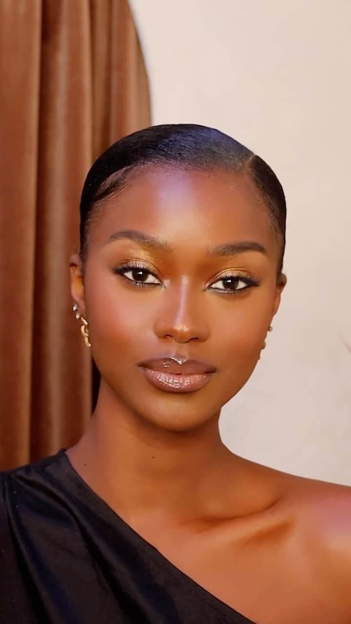 ボビイブラウンのインスタグラム：「The gift of glam. Recreate this luminous holiday look by our Global Artist in Residence @kingmalimagic.  GET THE LOOK: • Vitamin Enriched Face Base • Skin Corrector Stick  • Skin Foundation Stick in Espresso  • Vitamin Enriched Skin Tint • Skin Full Cover Concealer • City Glamour Eye Shadow Palette • Pot Rouge in Chocolate Cherry  • Luxe Cheek & Highlighting Palette • Smokey Eye Mascara  • Lip Pencil in Chocolate • Luxe Matte Lipstick in Afternoon Tea • Extra Plump Lip Serum  #BobbiBrown #KingMaliMagic #HolidayCollection #HolidayMakeup」