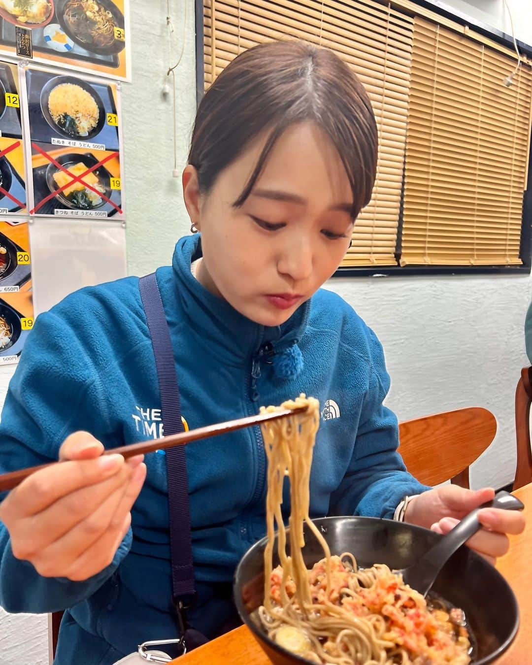 篠原梨菜のインスタグラム：「#早朝グルメ 東京・江戸川区篠崎駅近く つぐみ食堂へ！ 開店の朝5時〜8時が混雑のピーク。人気立ち食い蕎麦店が4月にリニューアル！ ゲソ紅生姜かき揚げそば😋 プリプリかつ柔らかいゲソ。紅生姜の酸味。出汁のきいたつゆに浸して...さくさく軽い食感は朝にぴったり！旨すぎる。 #朝5時55分の美味time #thetime_tbs  #篠崎グルメ #つぐみ食堂 #ゲソ紅生姜かき揚げそば #tbs」